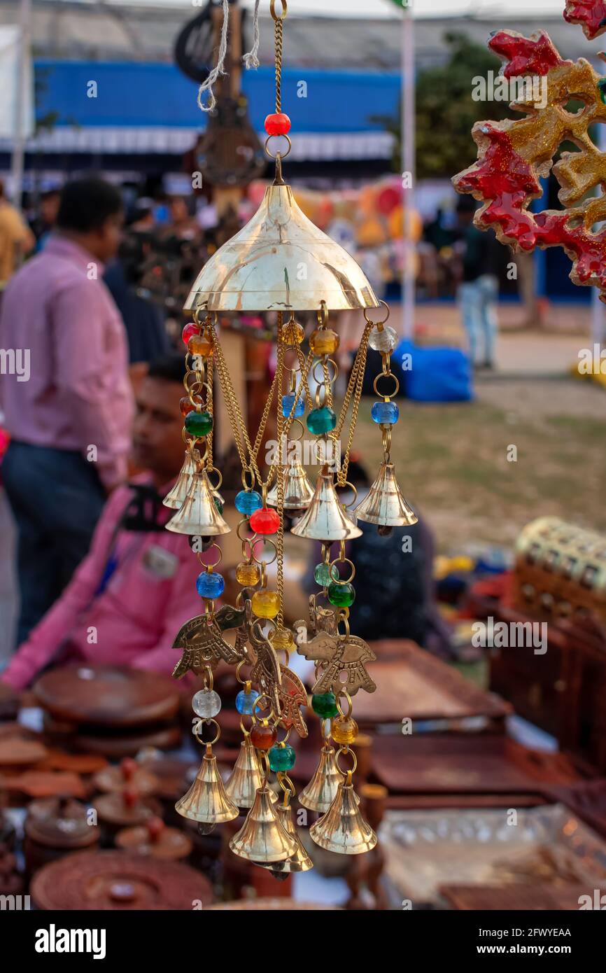Bella mano Rajasthani multicolore vento chimes è visualizzato in un negozio per la vendita in sfondo sfocato. Artigianato indiano (fuoco selettivo) Foto Stock