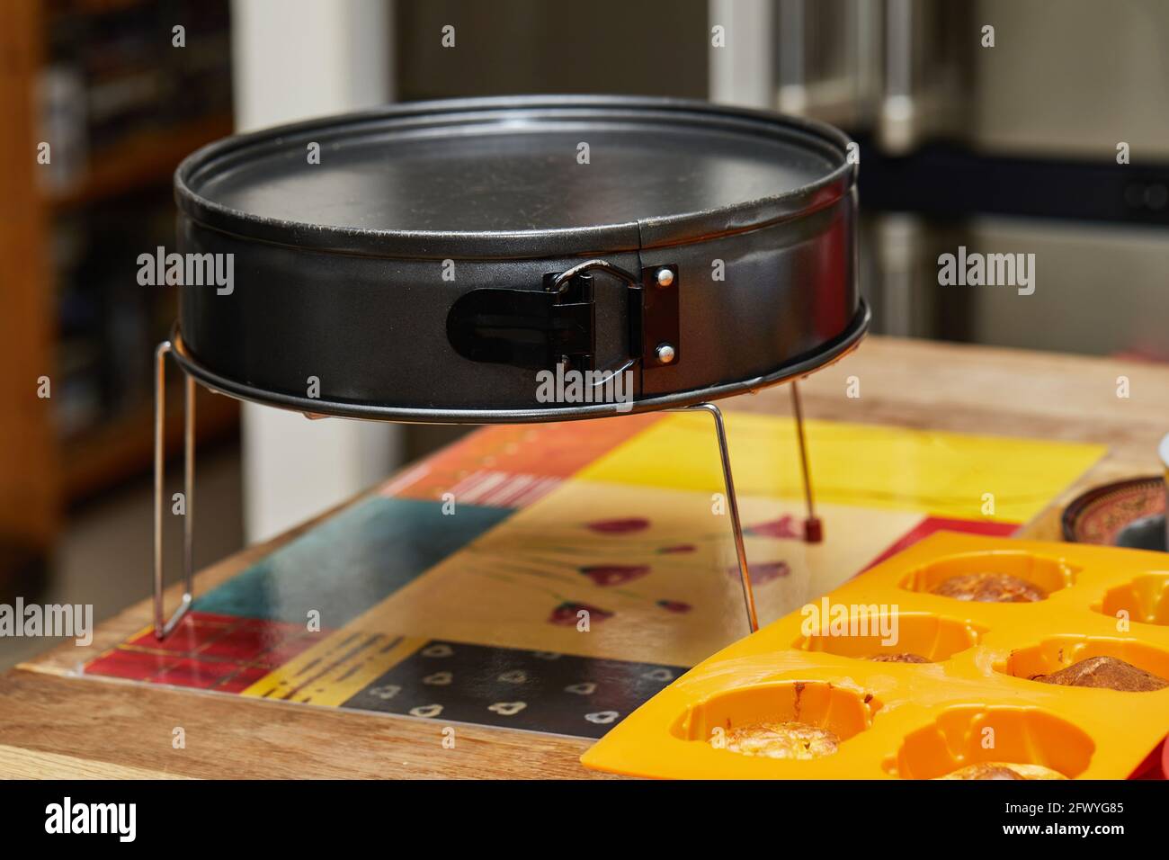 Dopo la cottura, la torta al formaggio si raffredda. Una ricetta dettagliata da Internet Foto Stock