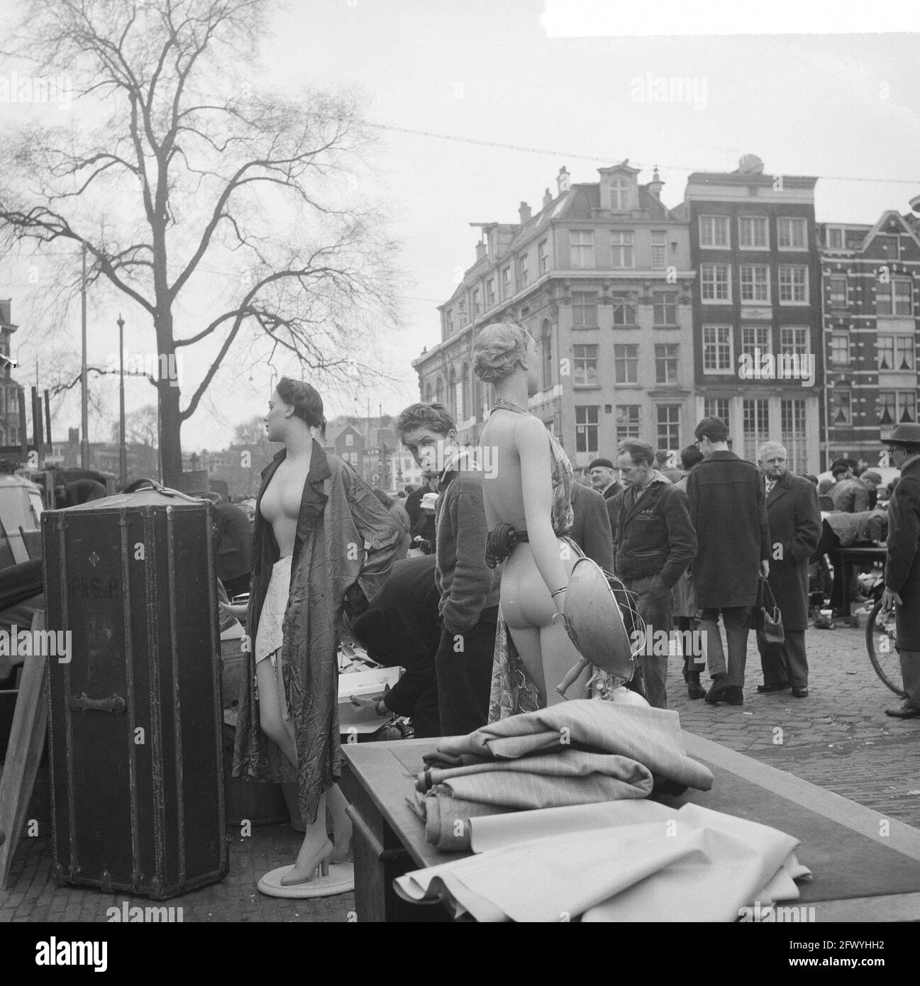 Manichini al mercato delle pulci di Waterlooplein, Amsterdam, 27 febbraio 1961, mercati, Mannequins, spazzatura, Paesi Bassi, foto agenzia stampa del XX secolo, notizie da ricordare, documentario, fotografia storica 1945-1990, storie visive, Storia umana del XX secolo, che cattura momenti nel tempo Foto Stock