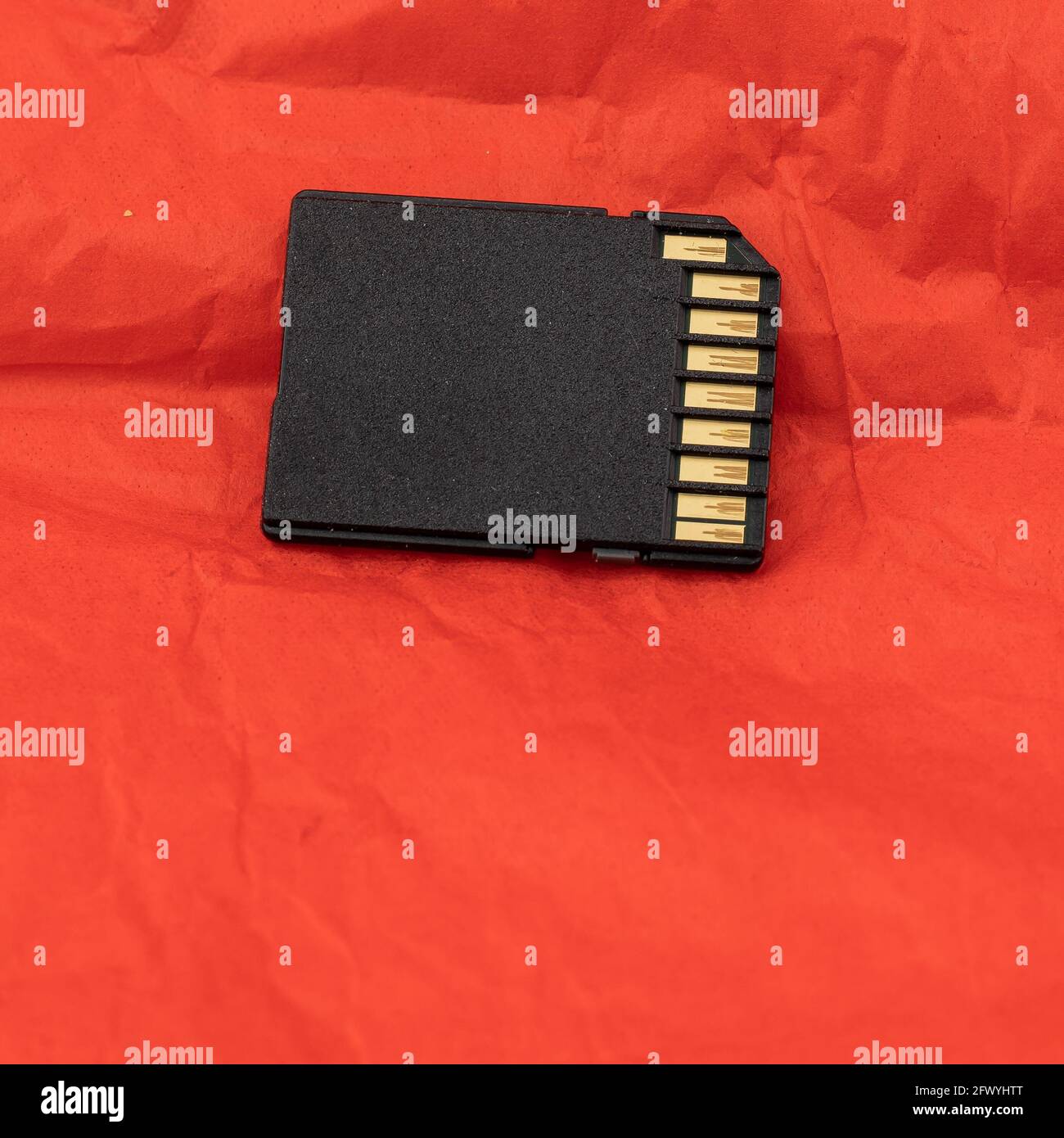 scheda sd, dispositivo di archiviazione, dispositivo fotocamera, su sfondo arancione Foto Stock