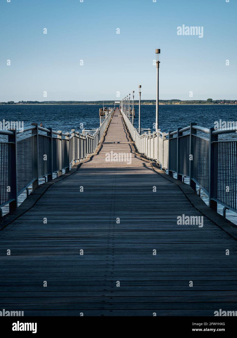 Wismar, Meclemburgo-Pomerania occidentale, Germania - 15 giugno 2020: Il ponte sul mare di Wendorf in una giornata senza nuvole Foto Stock