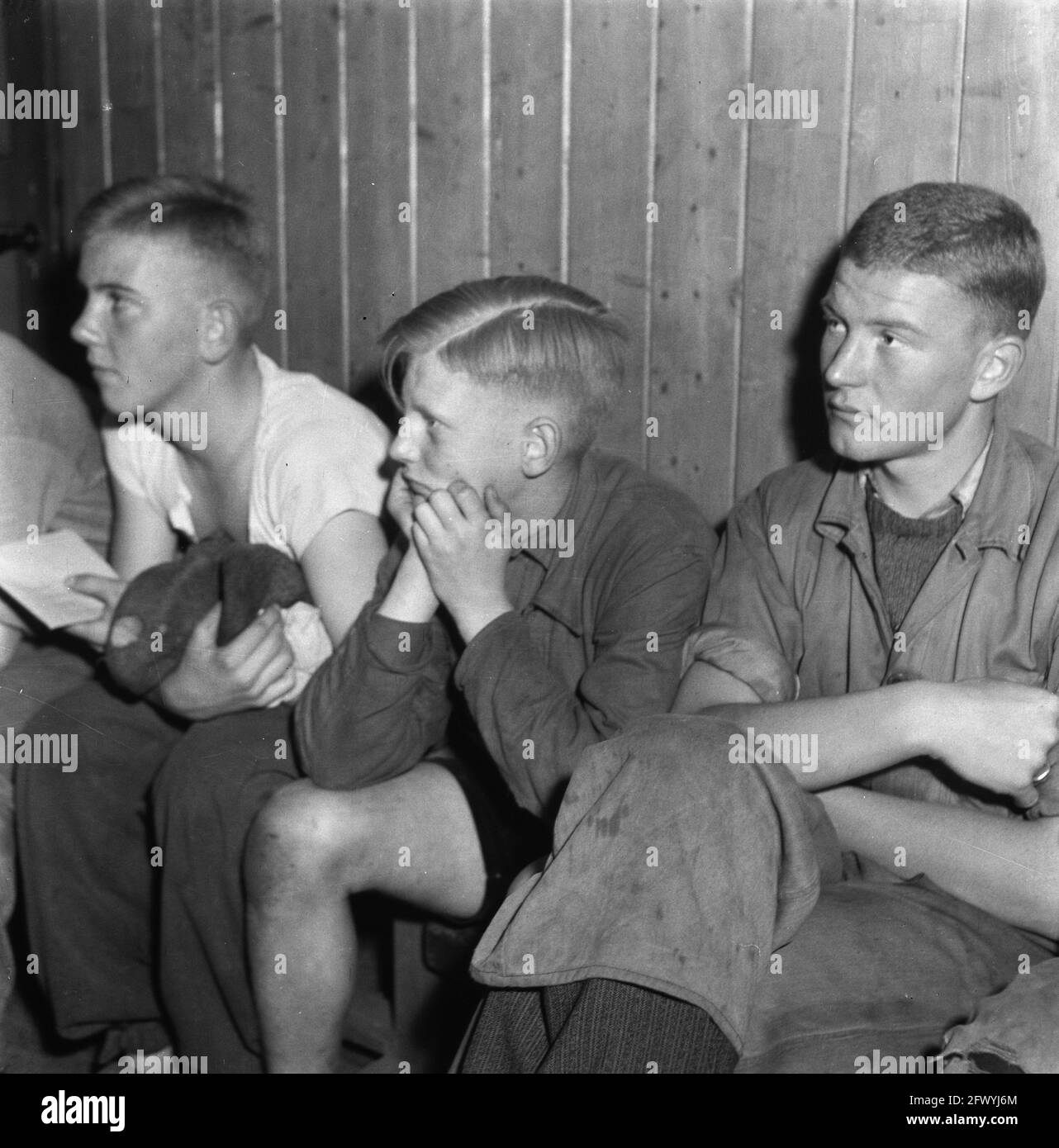 [Reportage on the work of the War Foster Children Foundation in the field of care for children of N.S.B. Men], ottobre 1945, bambini, genitori, cura di bambini, Seconda guerra mondiale, Paesi Bassi, foto agenzia stampa del XX secolo, notizie da ricordare, documentario, fotografia storica 1945-1990, storie visive, Storia umana del XX secolo, che cattura momenti nel tempo Foto Stock