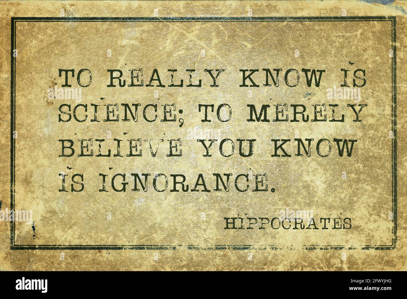 Sapere veramente è la scienza; solo credere che si sa è l'ignoranza - famoso medico greco antico Ippocrate citazione stampata su grunge vintage cardbo Foto Stock