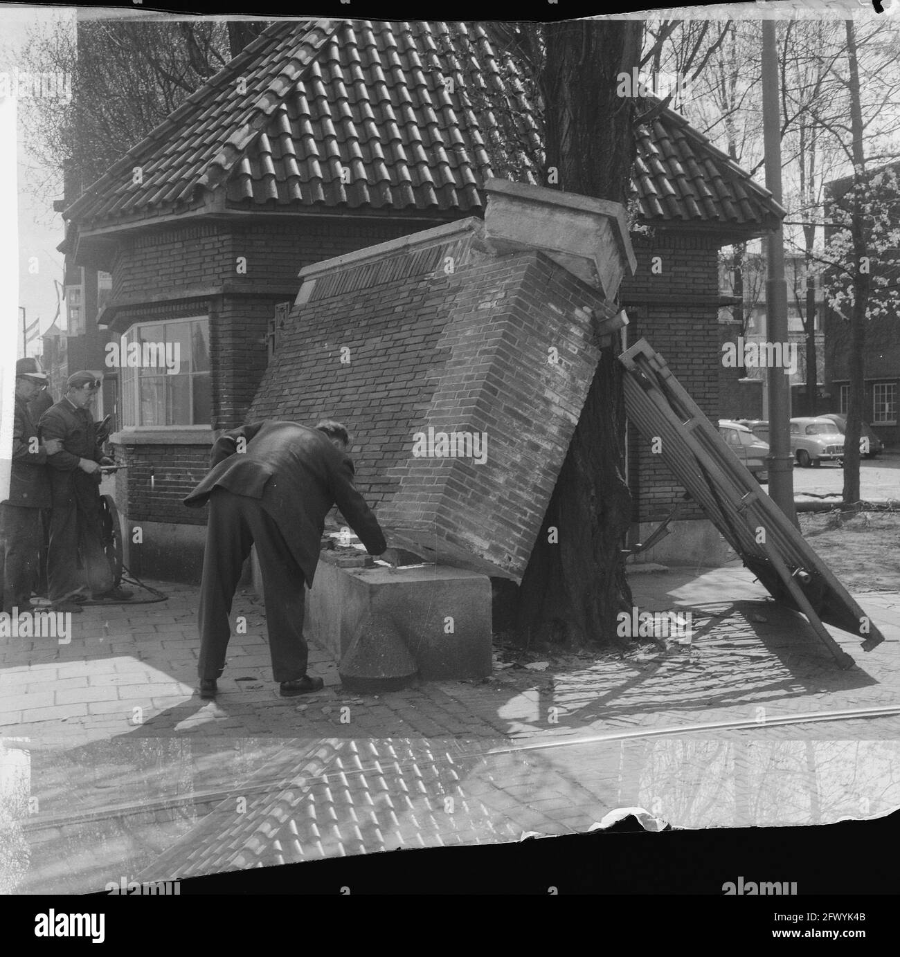 Auto contro muro di deposito tramviario, 3 maggio 1962, Autos, depositi di tram, muri, I Paesi Bassi, foto agenzia stampa del XX secolo, notizie da ricordare, documentario, fotografia storica 1945-1990, storie visive, Storia umana del XX secolo, che cattura momenti nel tempo Foto Stock