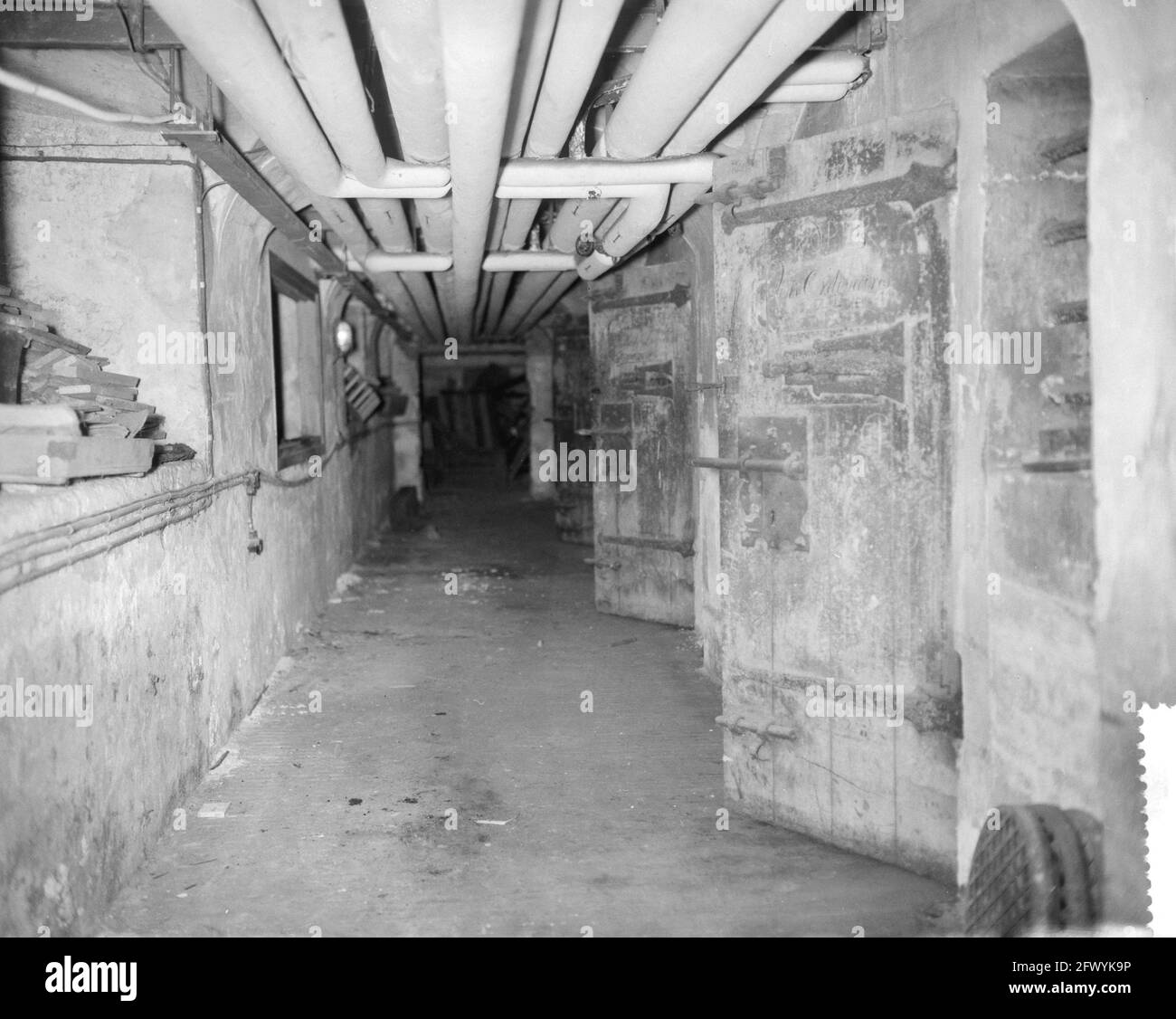Restauro Palazzo reale di Amsterdam, seminterrato con celle di punizione, che sarà convertito in magazzini, 5 aprile 1960, palazzi reali, RESTAURO, Magazzini, seminterrati, Paesi Bassi, foto agenzia stampa del XX secolo, notizie da ricordare, documentario, fotografia storica 1945-1990, storie visive, Storia umana del XX secolo, che cattura momenti nel tempo Foto Stock