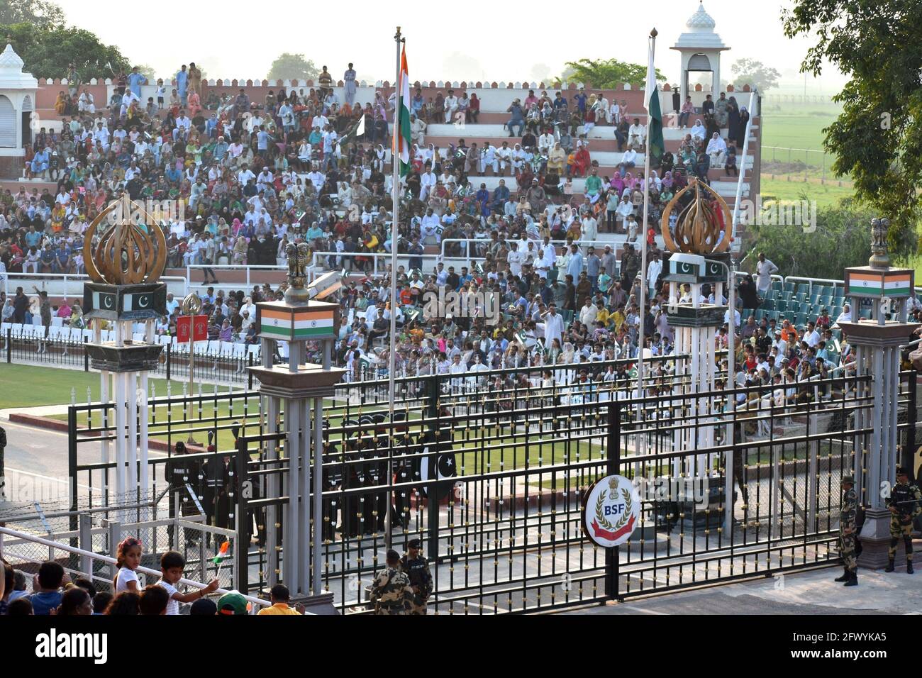 Riprese fotografiche della cerimonia di chiusura quotidiana del confine di Wagah-Attari che separa Pakistan e India. Foto Stock