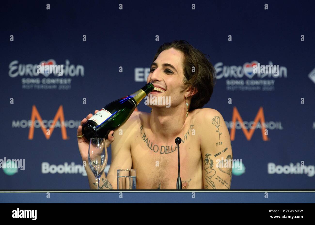 Rotterdam, Paesi Bassi. 23 maggio 2021. Il cantante Damiano della band ' Maneskin' (Italia) beve champagne durante una conferenza stampa dopo aver  vinto il Concorso Eurovisione Song (ESC). Il cantante indossa un tatuaggio '