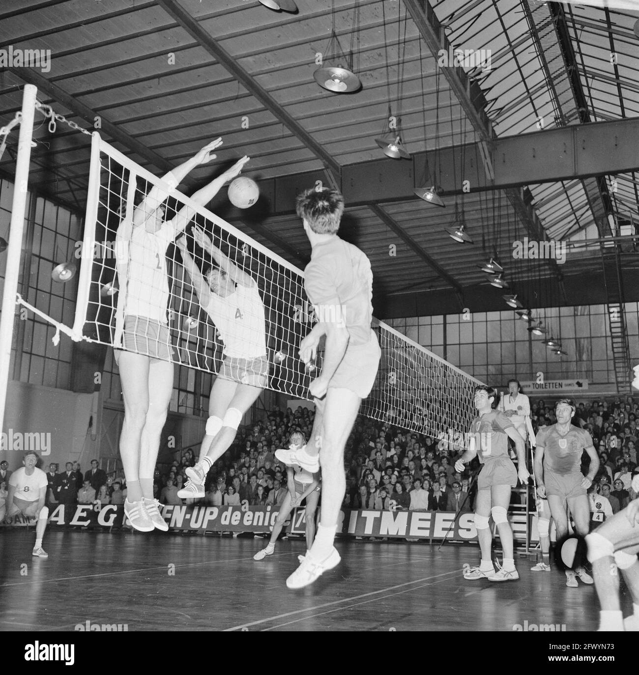 Europa Cup Volleyball, Delta Lloyd / AMVJ v Steana Bucharest 0-3; (l.) Geert Trompetter (n. 12) e (m.) Harry Veldhuis (n. 4) Try Smash Against, 6 dicembre 1970, volley, Paesi Bassi, foto agenzia stampa del xx secolo, notizie da ricordare, documentario, fotografia storica 1945-1990, storie visive, Storia umana del XX secolo, che cattura momenti nel tempo Foto Stock