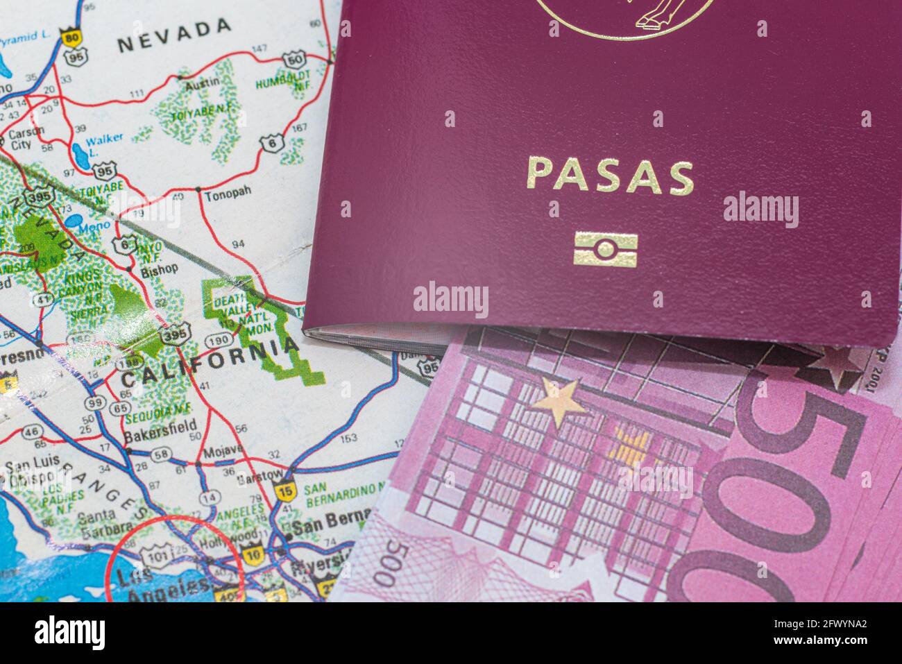 Passaporto lituano 500 euro bollette sulla mappa. Focus sul continente nordamericano della California. Emigrazione, viaggio, concetto di destinazione.Vista dall'alto. Foto Stock