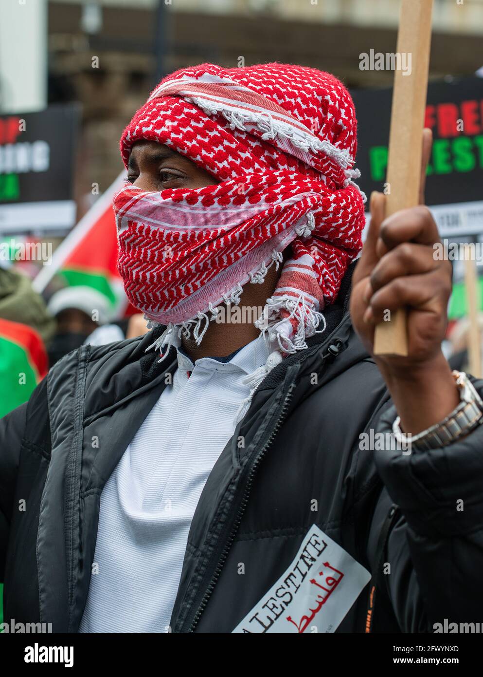 Londra, Regno Unito. 15 maggio 2021. Sostenitore pro-palestinese a Victoria Embankment per il raduno di Save Sheikh Jarrah per una Palestina libera, esortando il governo britannico ad agire immediatamente e a smettere di permettere a Israele di agire impunemente. La marcia si è riunita a Victoria Embankment e ha fatto strada a Whitehall, Trafalgar Square e su Marble Arch per i discorsi dei rally. Foto Stock