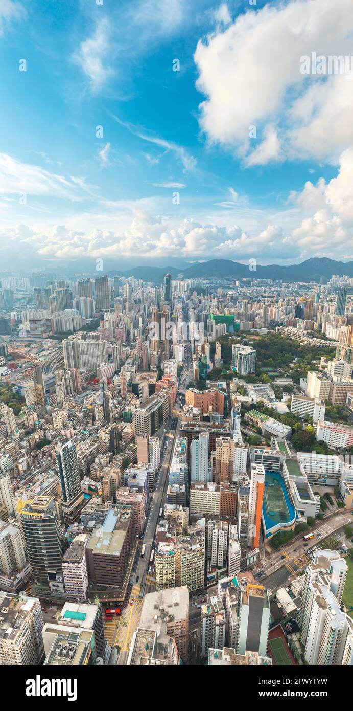 Epica vista aerea dall'alto di Tsim Sha Tsui, centro commerciale e commerciale di Hong Kong, di giorno Foto Stock