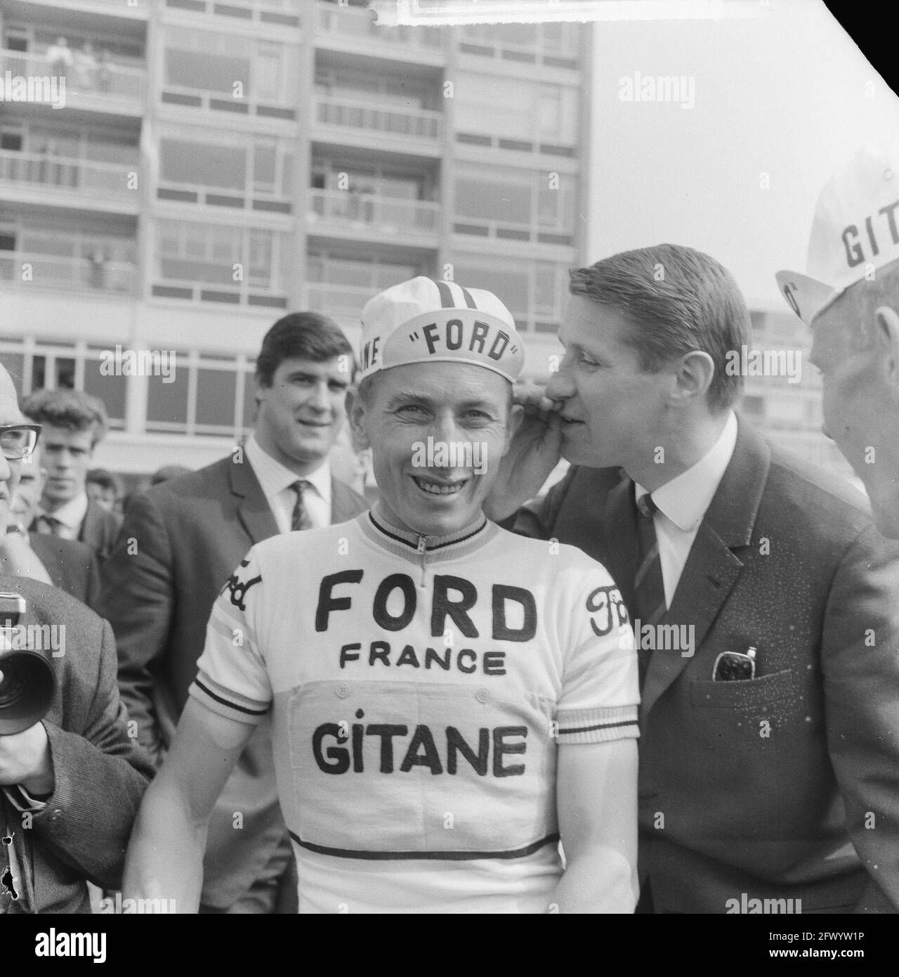 Tour dei Paesi Bassi, partenza ad Amstelveen, Jacques Anquetil insieme a Peter Post, con Anton Geesink in background, 12 maggio 1965, giri, ciclismo, I Paesi Bassi, foto agenzia stampa del XX secolo, notizie da ricordare, documentario, fotografia storica 1945-1990, storie visive, Storia umana del XX secolo, che cattura momenti nel tempo Foto Stock