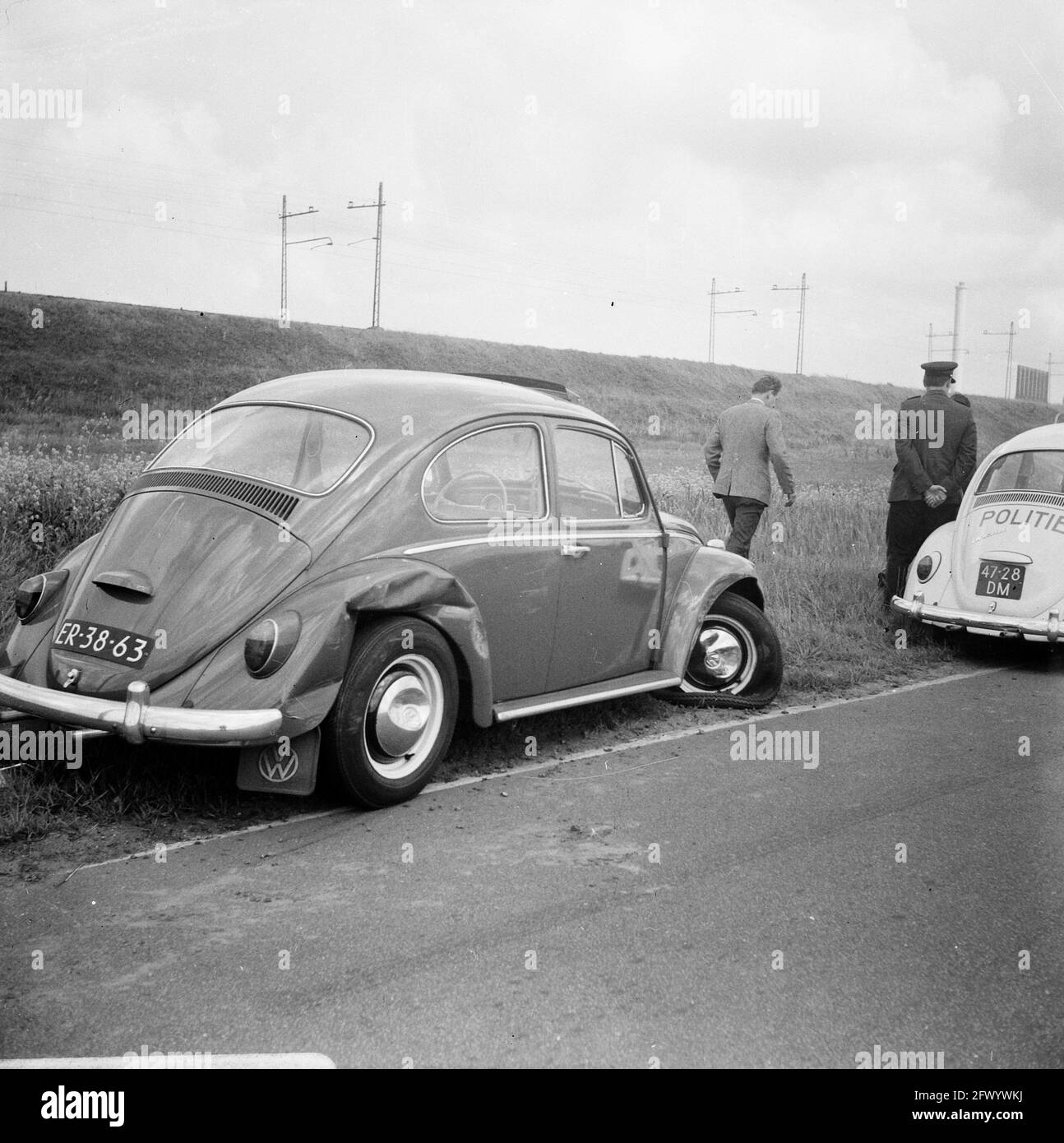 Rapina della vettura di Groenpol a Westhavenweg. L'automobile dei ladri; una Volkswagen Beetle, 21 giugno 1968, automobili, Crimine, rapine, Paesi Bassi, foto agenzia stampa del XX secolo, notizie da ricordare, documentario, fotografia storica 1945-1990, storie visive, Storia umana del XX secolo, che cattura momenti nel tempo Foto Stock