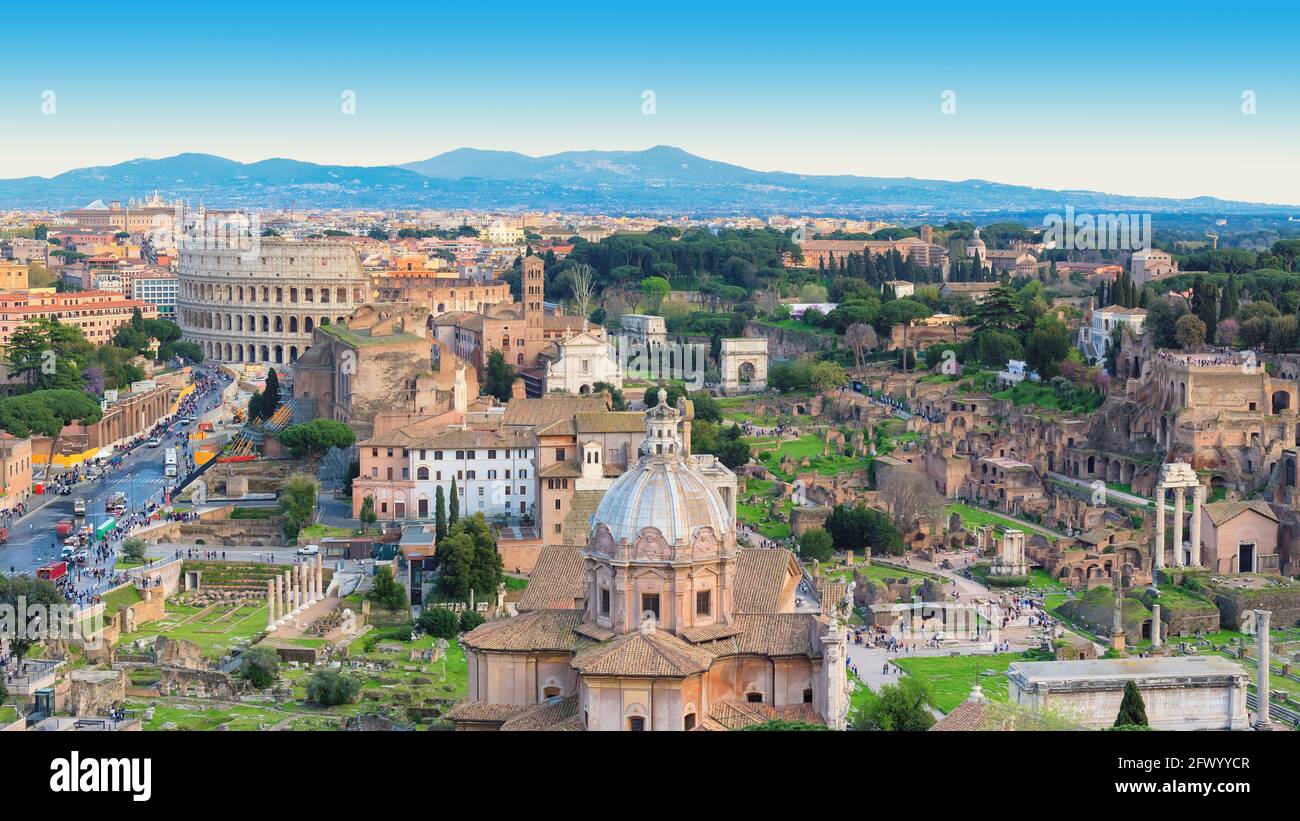 Skyline di Roma con Colosseo e Foro Romano, Roma, Italia. Foto Stock