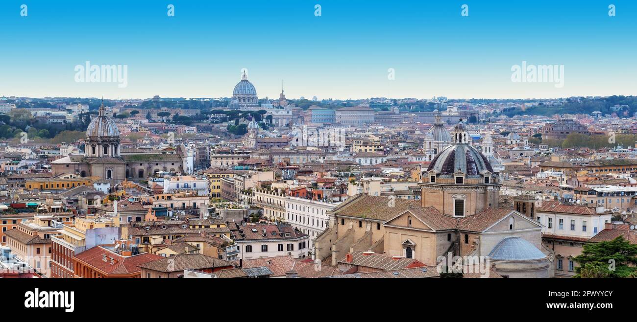 Meravigliosa vista aerea dello skyline di Roma al tramonto, Roma, Italia. Foto Stock
