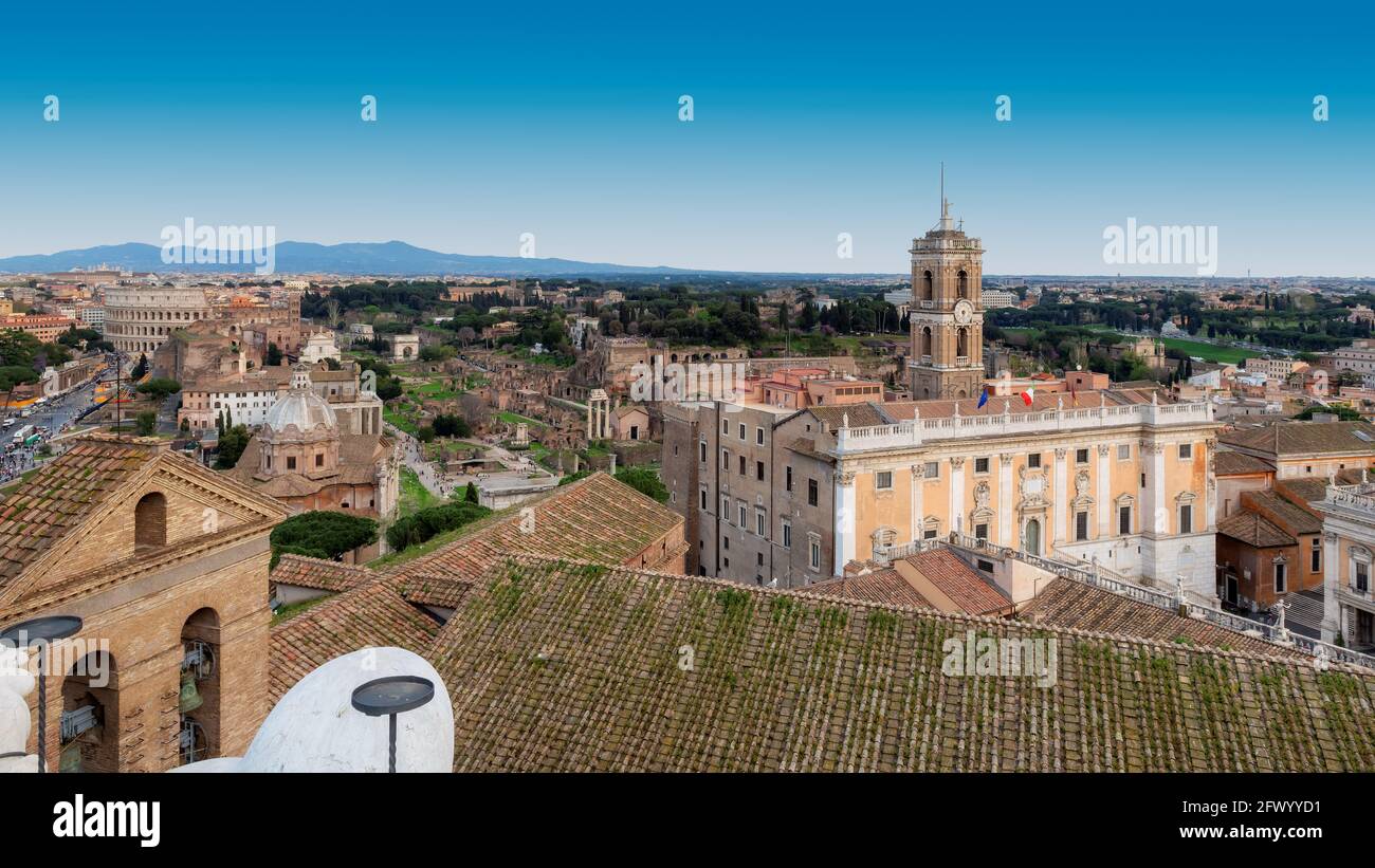 Skyline di Roma con collina Capitolina, foro Romano e Colosseo a Roma, Italia. Foto Stock