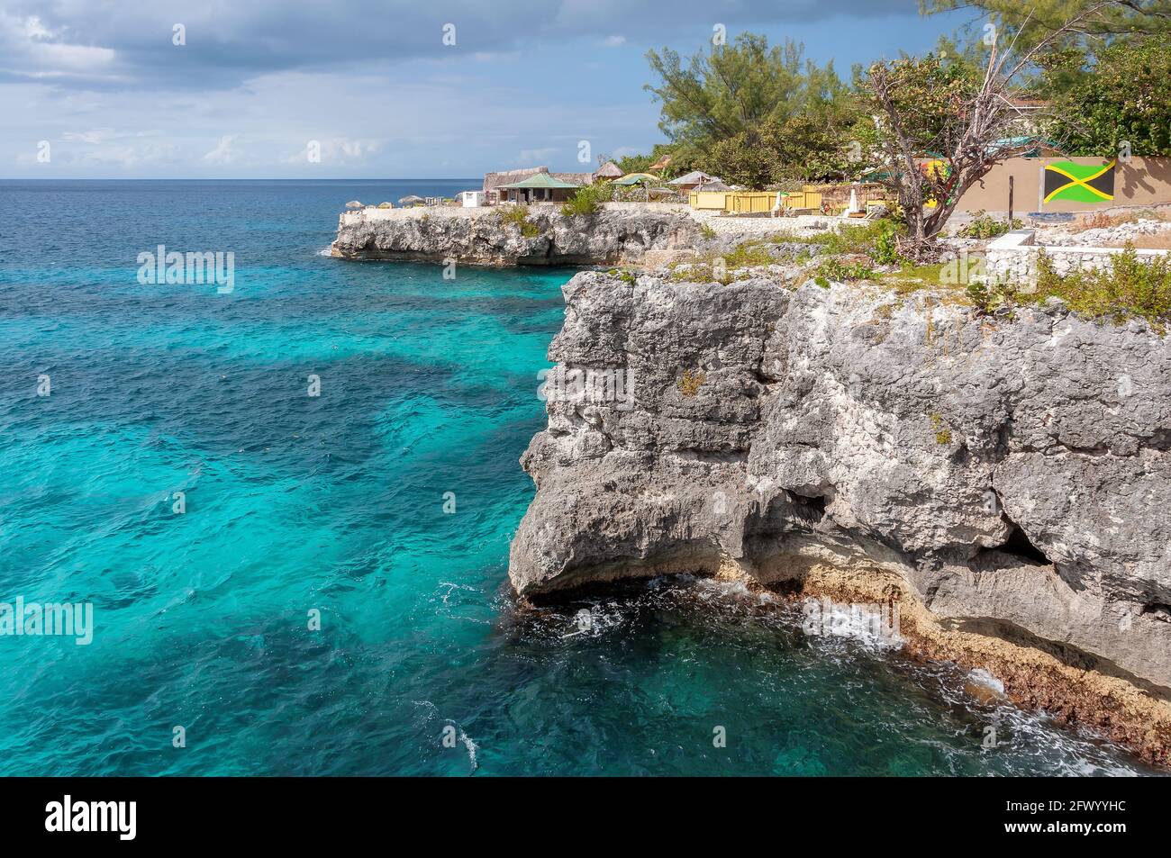Spiaggia caraibica con rocce e acque turchesi a Negril, Giamaica Foto Stock