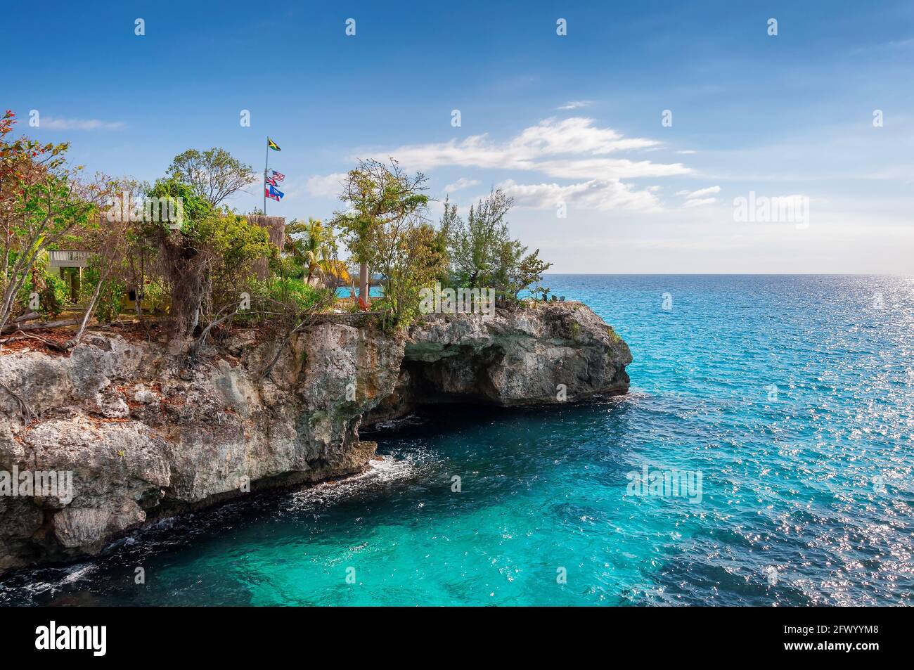 Spiaggia caraibica con rocce e acque turchesi a Negril, Giamaica Foto Stock