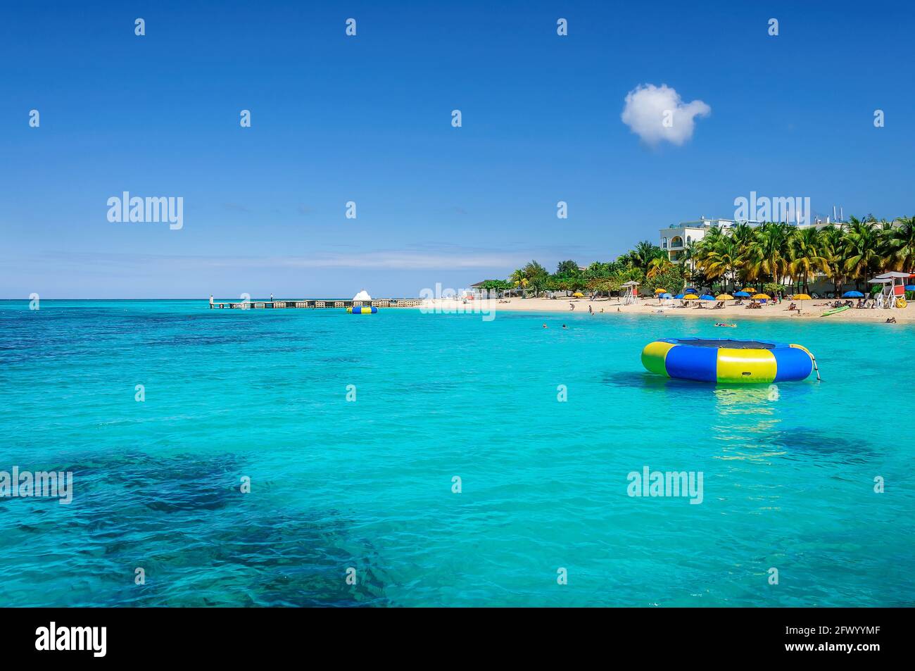 Spiaggia tropicale e mare nell'isola caraibica Giamaica Foto Stock