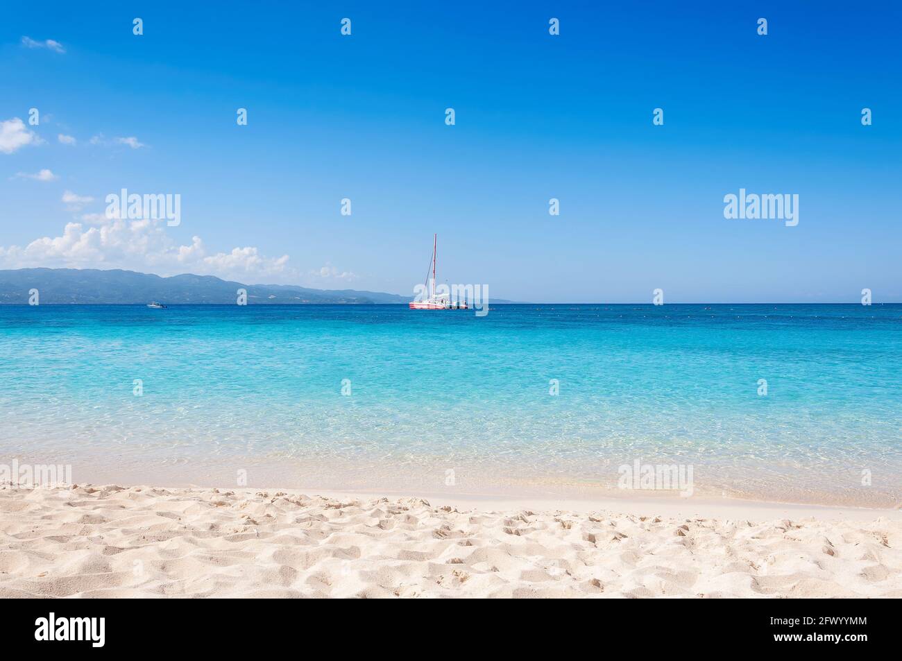 Spiaggia tropicale soleggiata e Mar dei Caraibi Foto Stock