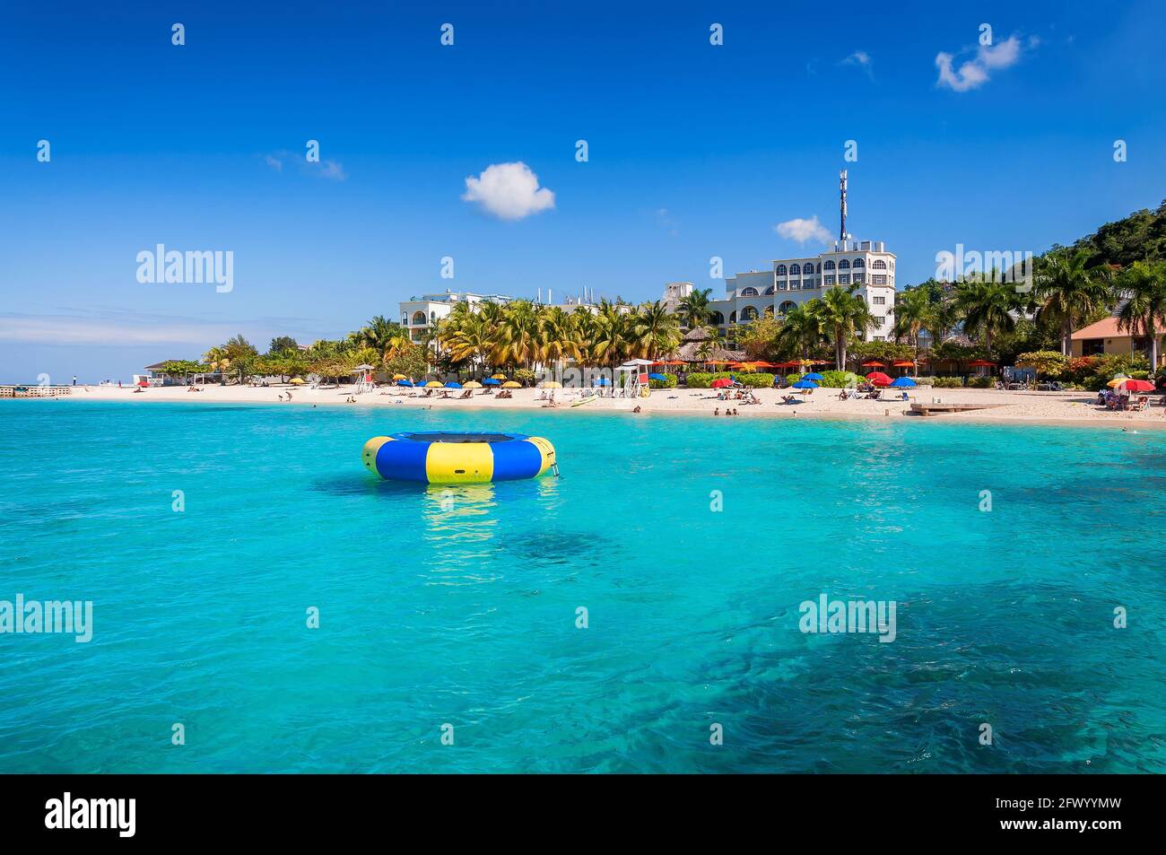 Spiaggia tropicale e mare nell'isola caraibica Giamaica Foto Stock