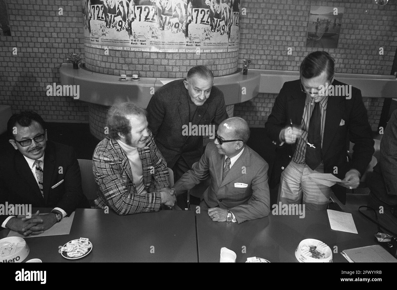 Rudi Lubbers firma un contratto di partita contro Mohammed Ali (Cassius Clay ), 20 febbraio 1973, contratti, Paesi Bassi, foto agenzia stampa del xx secolo, notizie da ricordare, documentario, fotografia storica 1945-1990, storie visive, Storia umana del XX secolo, che cattura momenti nel tempo Foto Stock