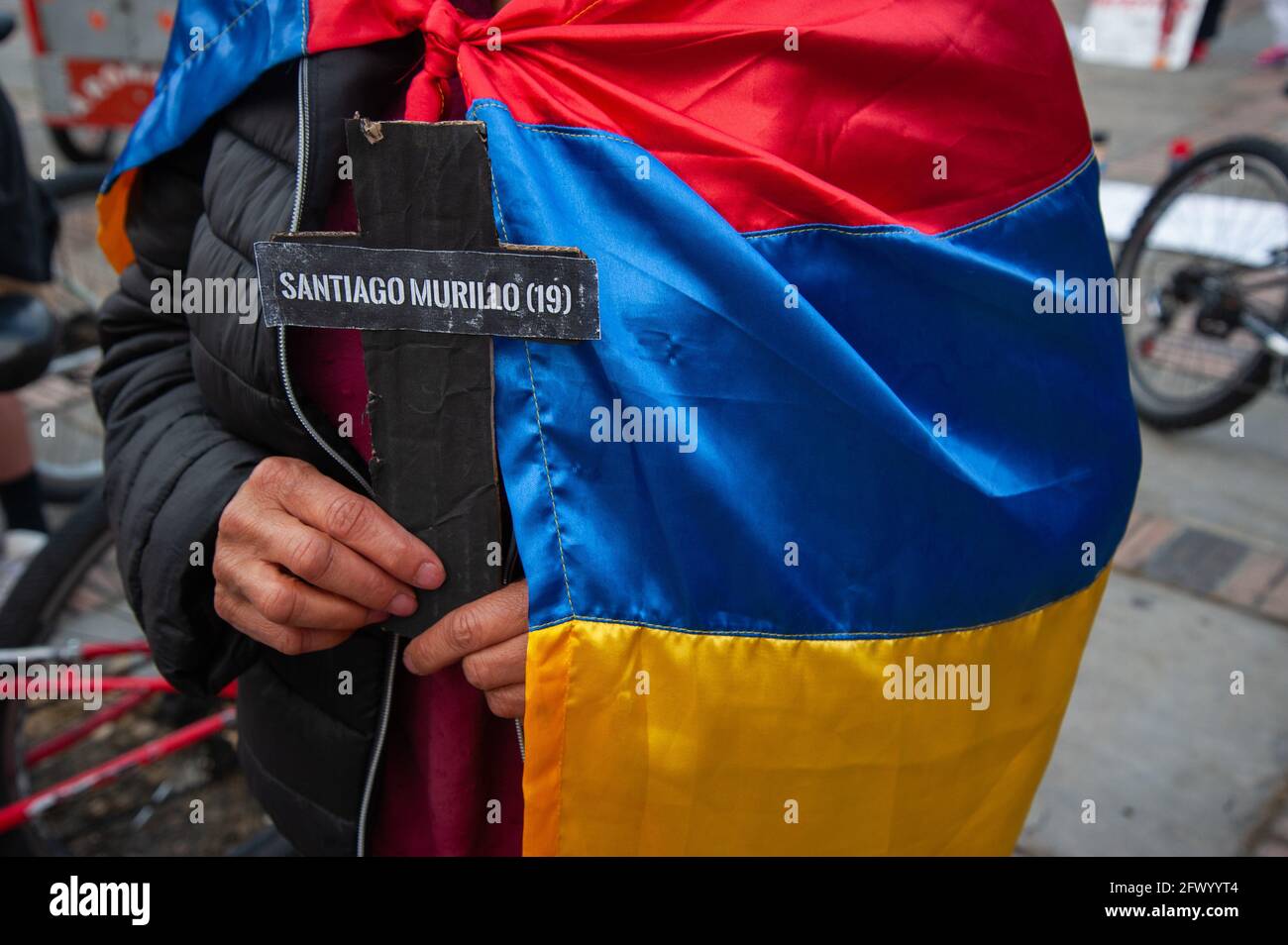 24 maggio 2021, Bogota, Cundinamarca, Colombia: Un dimostrante con bandiera colombiana ha una croce con il nome di uno dei dimostranti morti durante le proteste in Colombia in un caso di brutalità della polizia, in quanto cittadini e dimostranti sostengono il sesione del congresso in cui il ministro della Difesa Diego Molano è stato messo in movimento di sfiducia (Motion Censor) dopo i casi di brutalità della polizia durante il primo mese di proteste in Colombia che ora raggiungono almeno 45 morti in polizia e abusi di autorità casi. A Bogotà, Colombia, il 24 maggio 2021. (Credit Image: © Chepa Beltran/LongVisual via ZUM Foto Stock