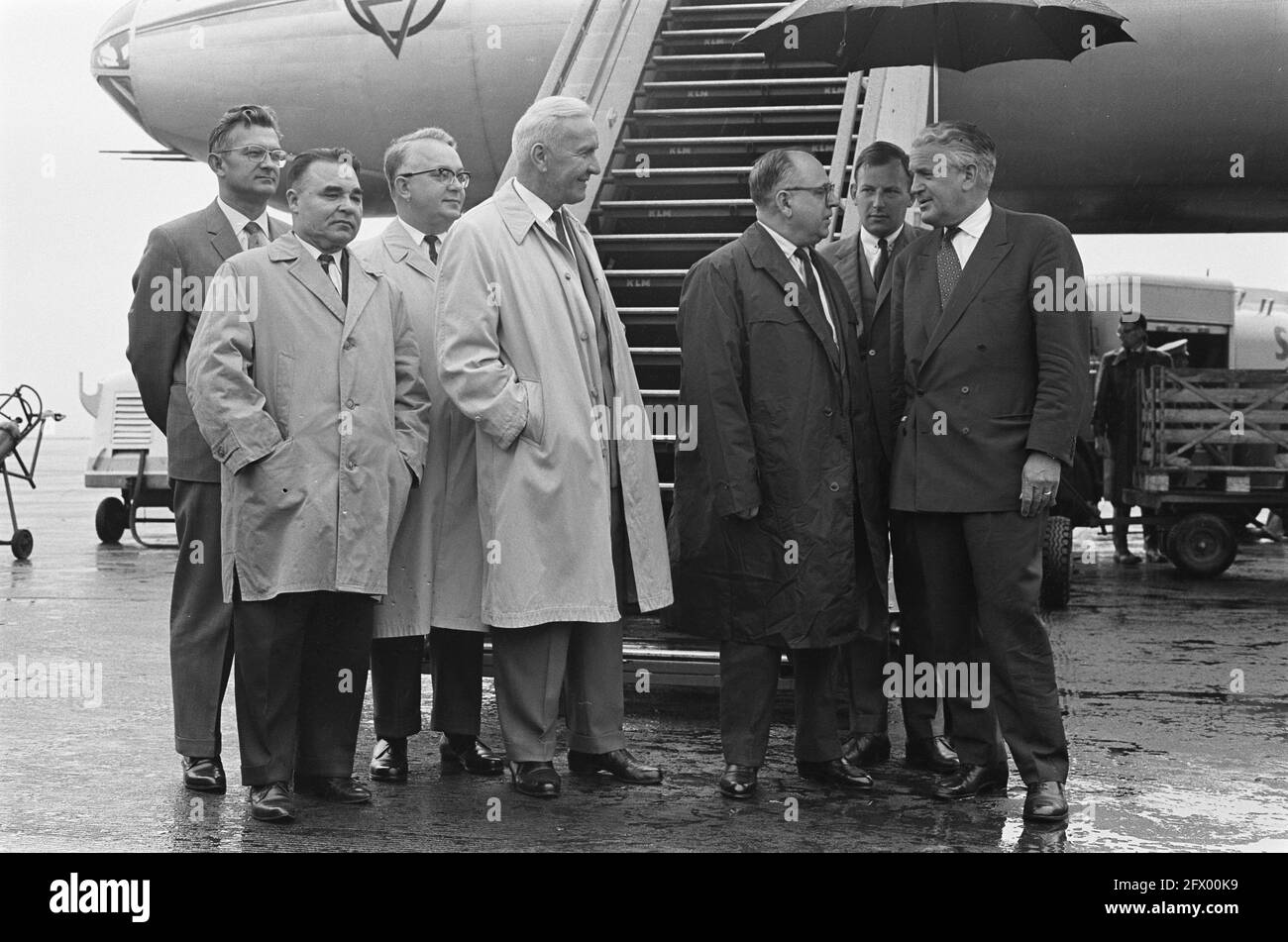 Delegazione del commercio russo all'aeroporto di Schiphol. Ministro di primo piano Semichastinov, 6 giugno 1963, delegazioni del commercio, Paesi Bassi, foto agenzia stampa del xx secolo, notizie da ricordare, documentario, fotografia storica 1945-1990, storie visive, Storia umana del XX secolo, che cattura momenti nel tempo Foto Stock