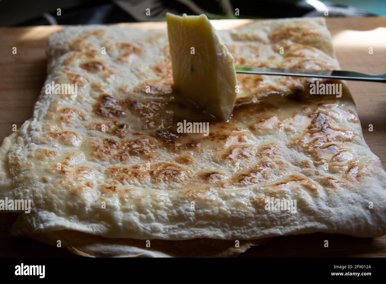 due lati con burro naturale. cucina tradizionale turca: pane piatto. Con formaggio o verdure. Foto Stock