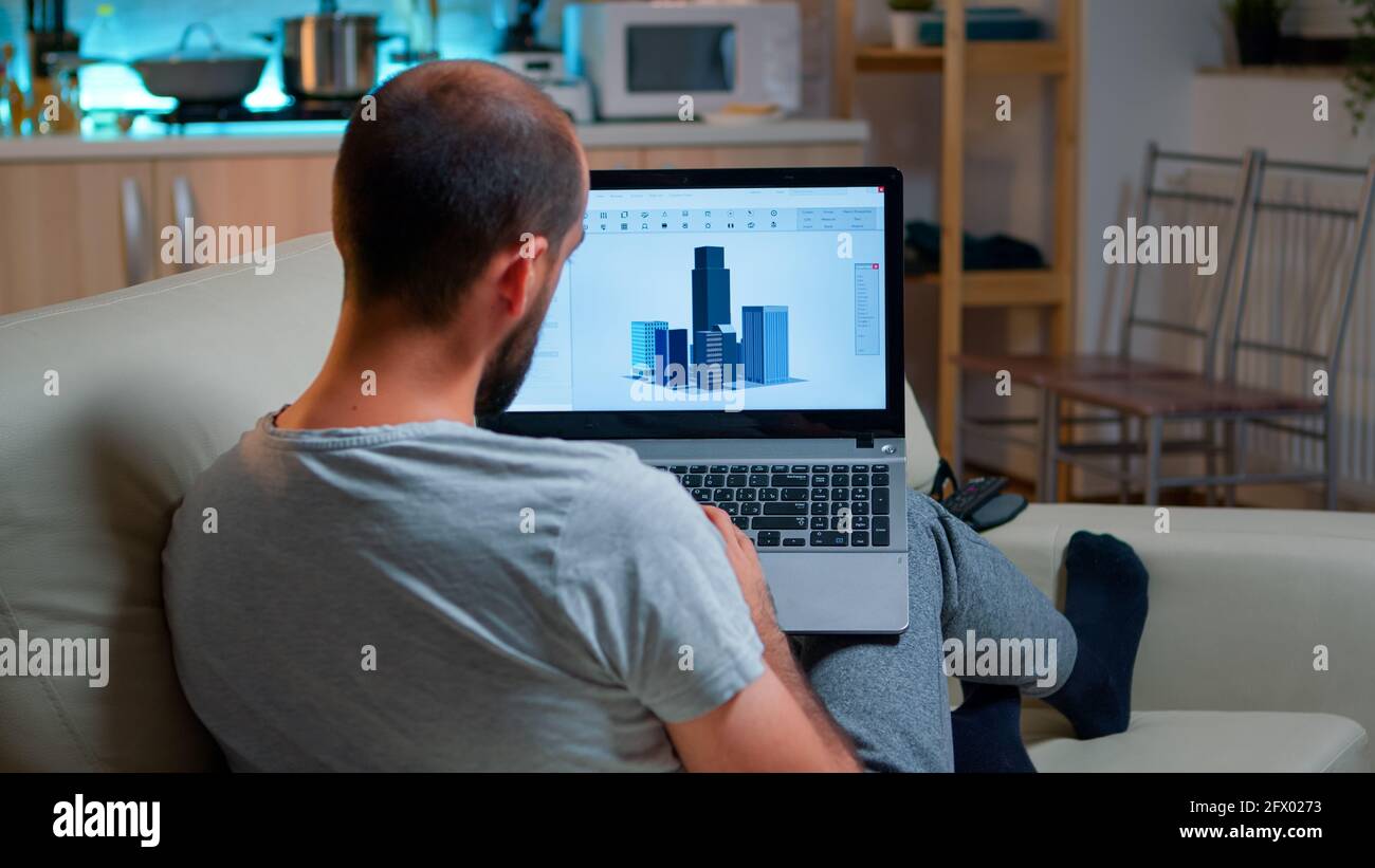 Architetto che utilizza il software cad per progettare prototipi industriali che disegnano la forma del prodotto lavorando fuori tempo da casa. Stanco freelance che guarda il display del computer portatile per un nuovo concetto di costruzione tecnica Foto Stock