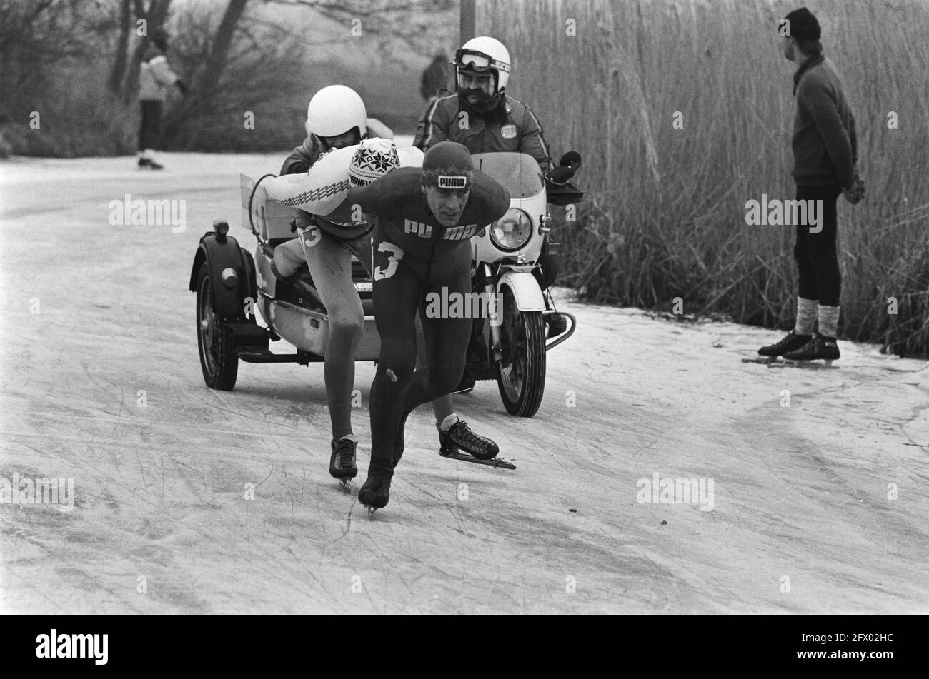 Skater durante la NK Marathon skating, 11 febbraio 1986, ghiaccio, freddo, marathon pattinaggio, moto, pattinaggio, gare, inverno, I Paesi Bassi, foto agenzia stampa del XX secolo, notizie da ricordare, documentario, fotografia storica 1945-1990, storie visive, Storia umana del XX secolo, che cattura momenti nel tempo Foto Stock