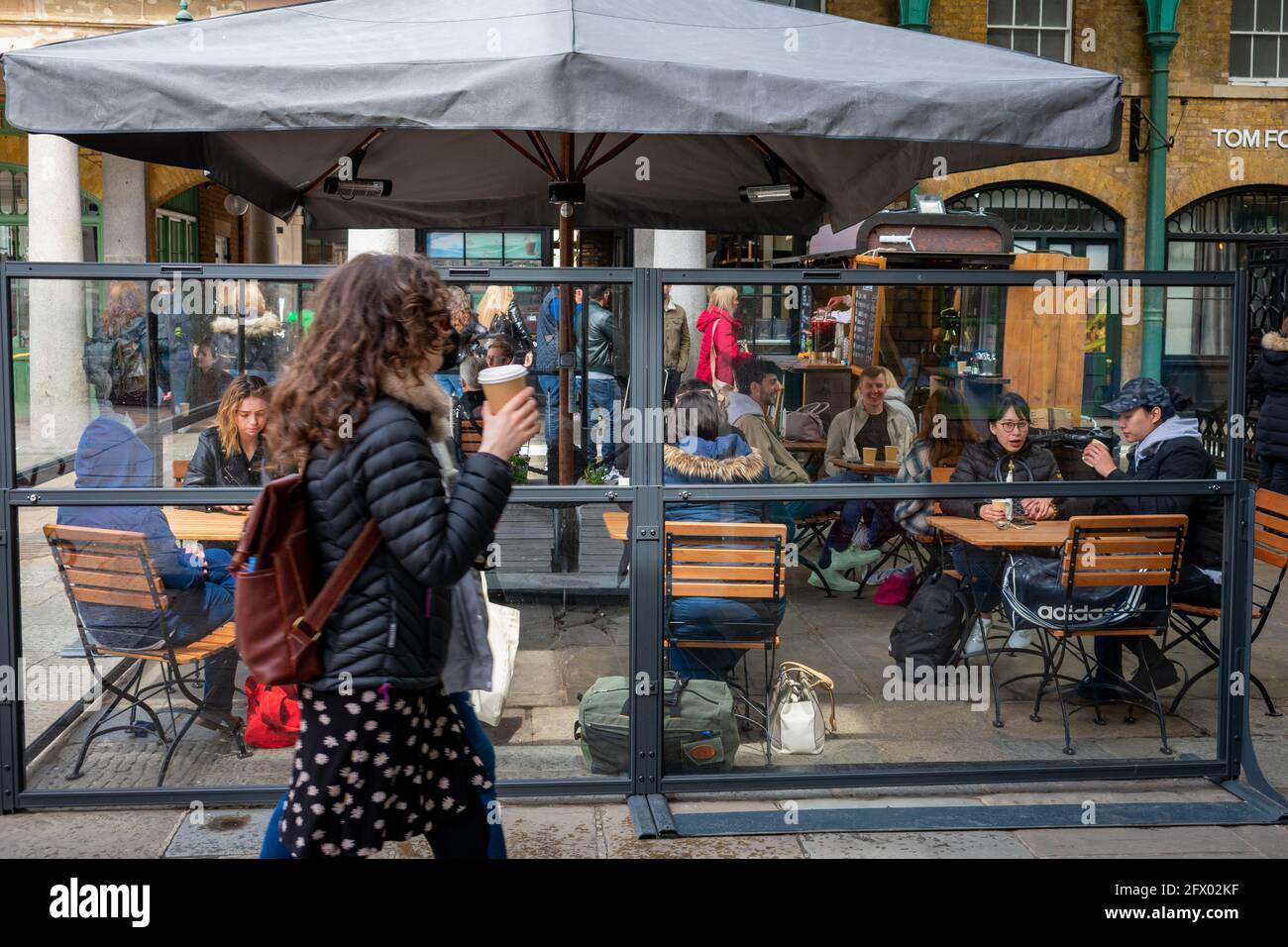 Una folla di turisti e visitatori che si godono una pausa in un ristorante nel mercato di Covent Garden mentre l'economia riapre dopo il blocco Covid-19. Foto Stock