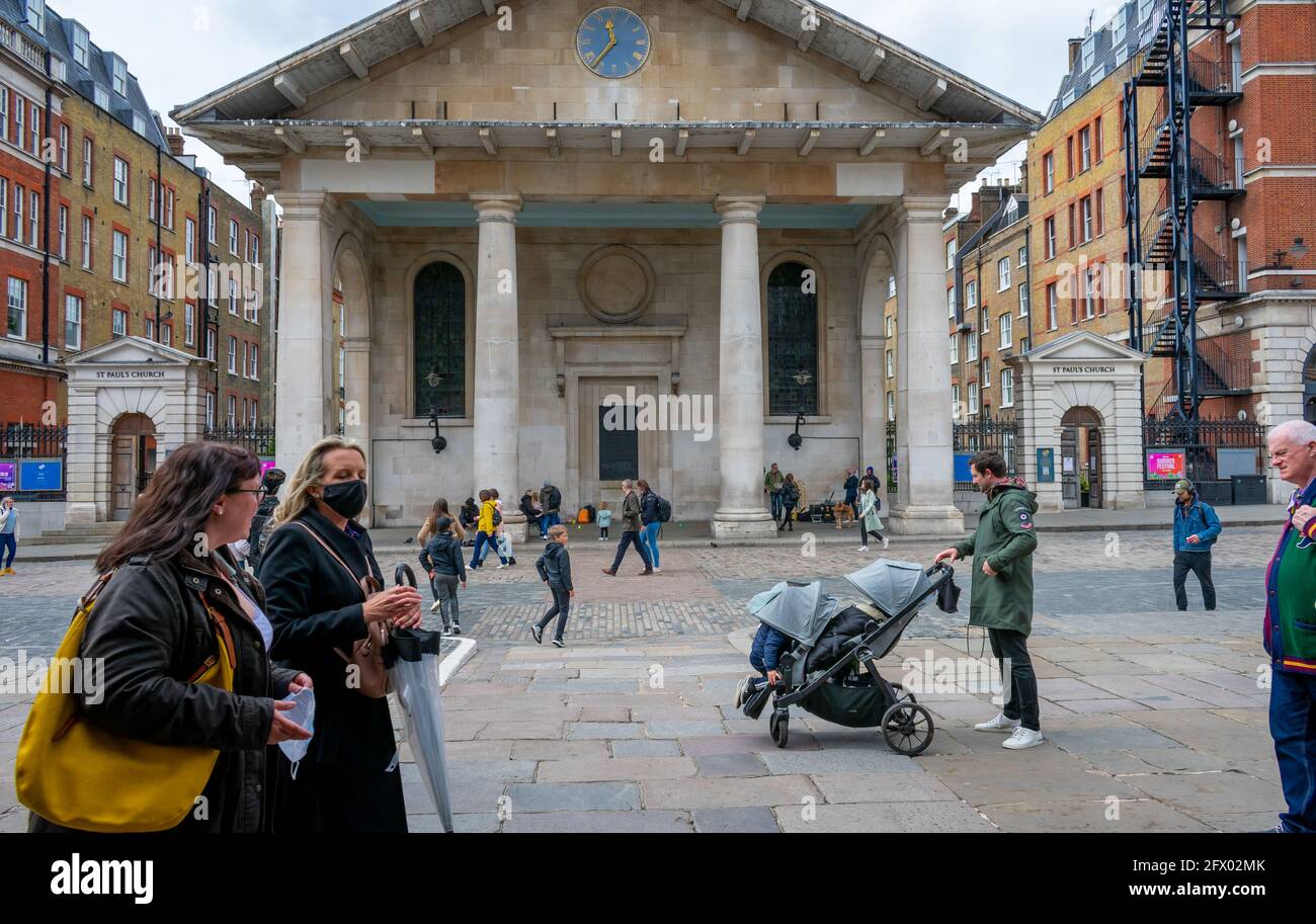 Londra. REGNO UNITO- 05.23.2021. La Piazza in Covent Garden con vista sulla Chiesa di San Paolo e una folla di visitatori e turisti. Foto Stock