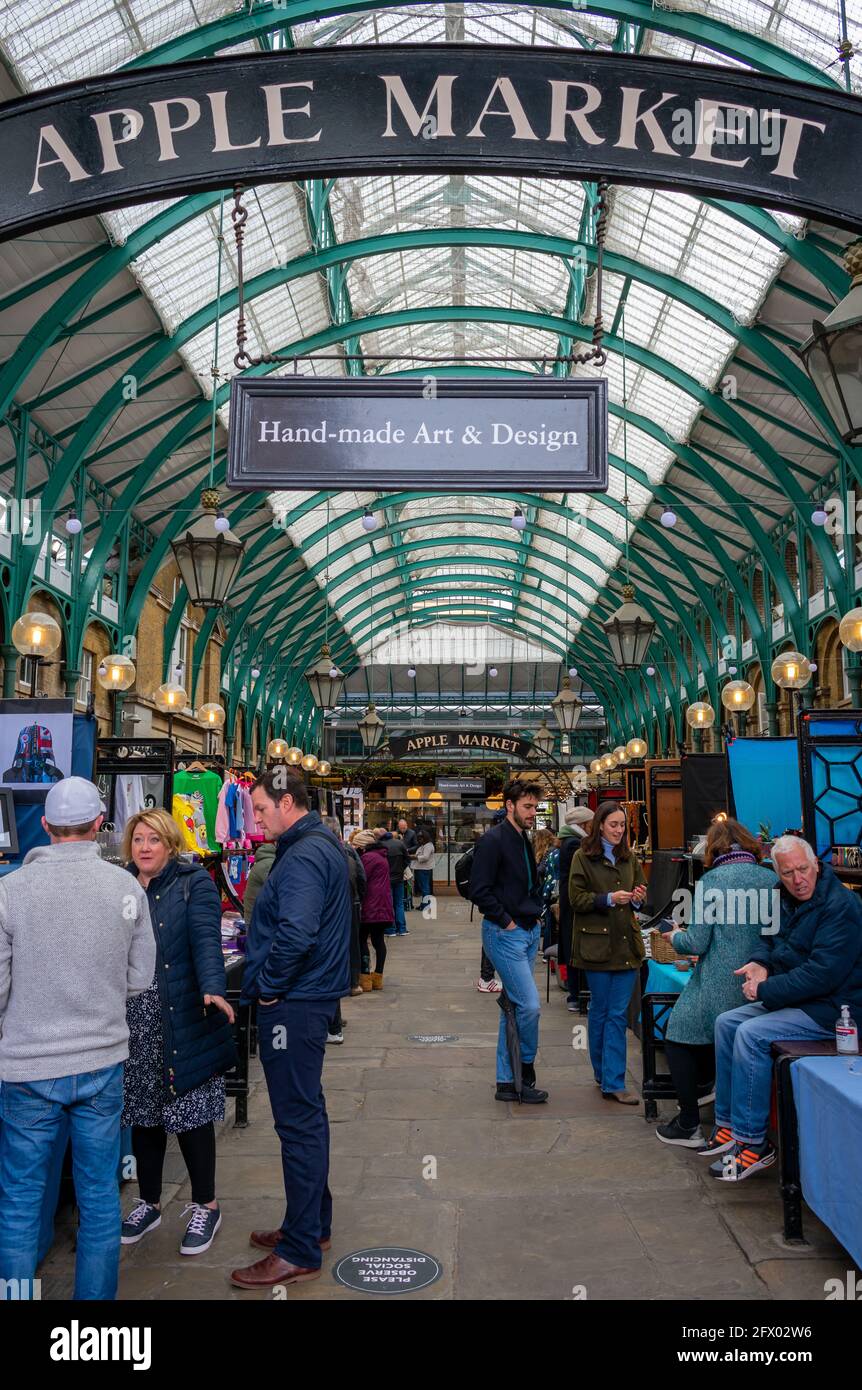 Londra. REGNO UNITO- 05.23.2021. Un mercato di Apple affollato con un gran numero di visitatori e turisti che ritornano a seguito dell'allentamento delle restrizioni di Covid-19. Foto Stock