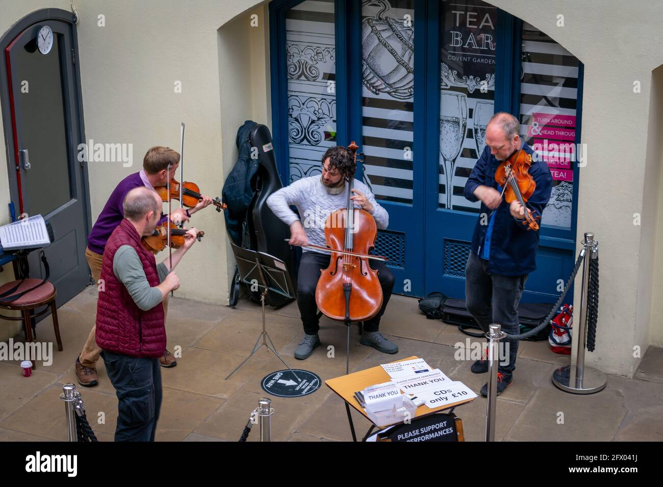Londra. REGNO UNITO- 05.23.2021. Una band di musica classica che si esibisce nella South Hall di Covent Garden Market. Foto Stock