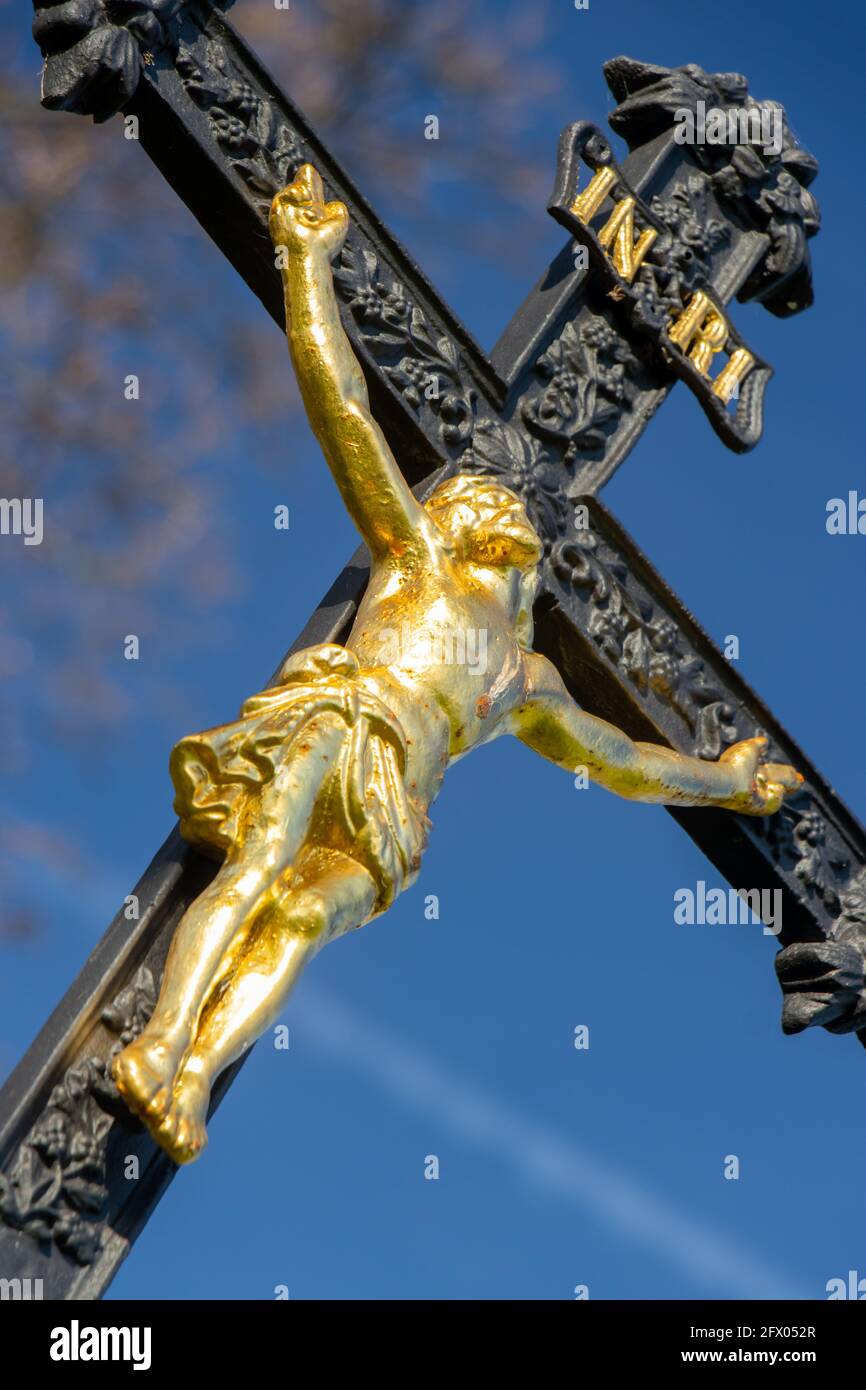 Una croce di ferro con Gesù Cristo crocifisso su a. sfondo di cielo blu Foto Stock