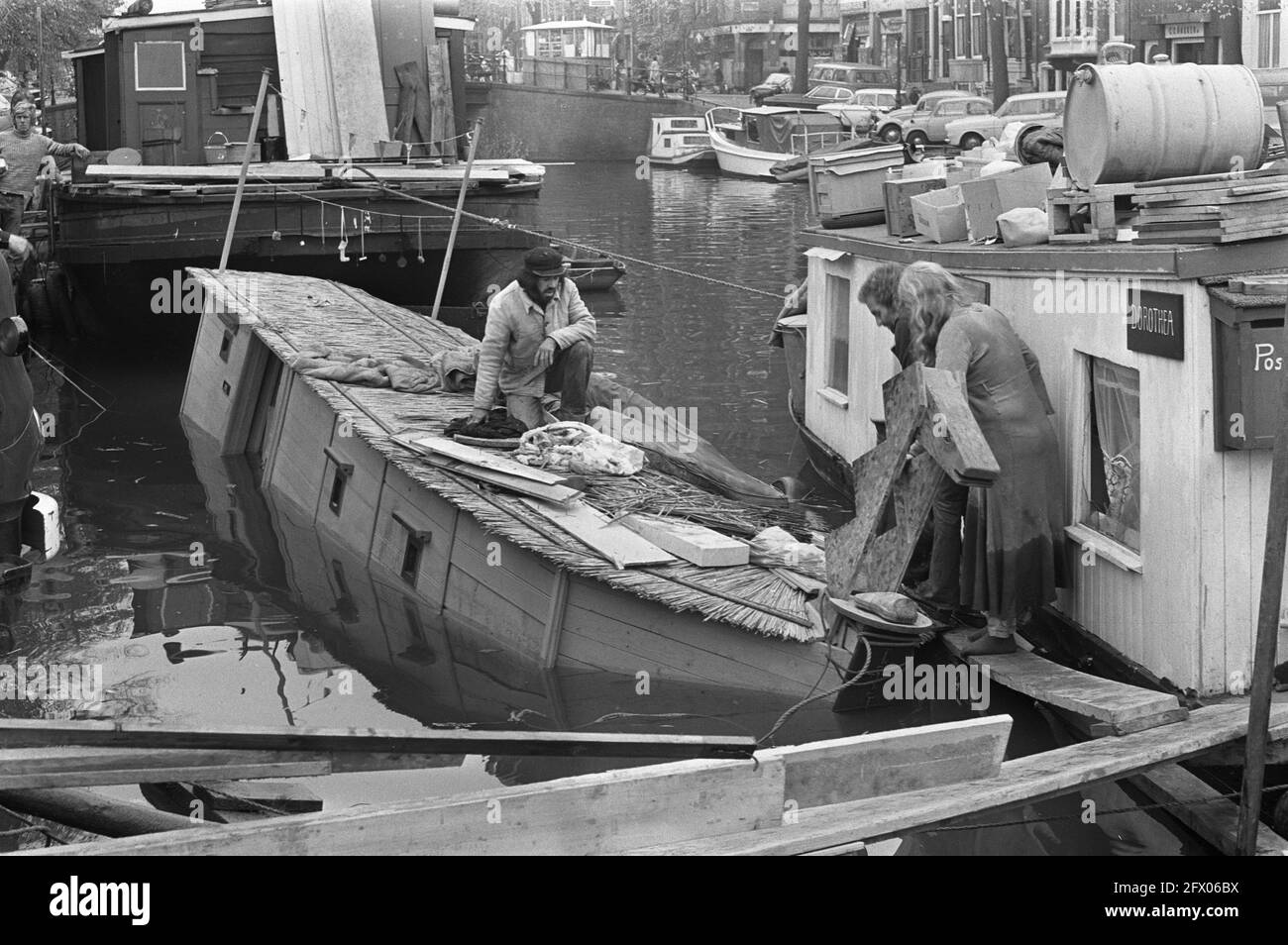 Naufragio nei canali di Amsterdam, escursioni sul tetto della casa galleggiante, 31 ottobre 1972, canali, naufragio, houseboats, Paesi Bassi, foto agenzia stampa del XX secolo, notizie da ricordare, documentario, fotografia storica 1945-1990, storie visive, Storia umana del XX secolo, che cattura momenti nel tempo Foto Stock