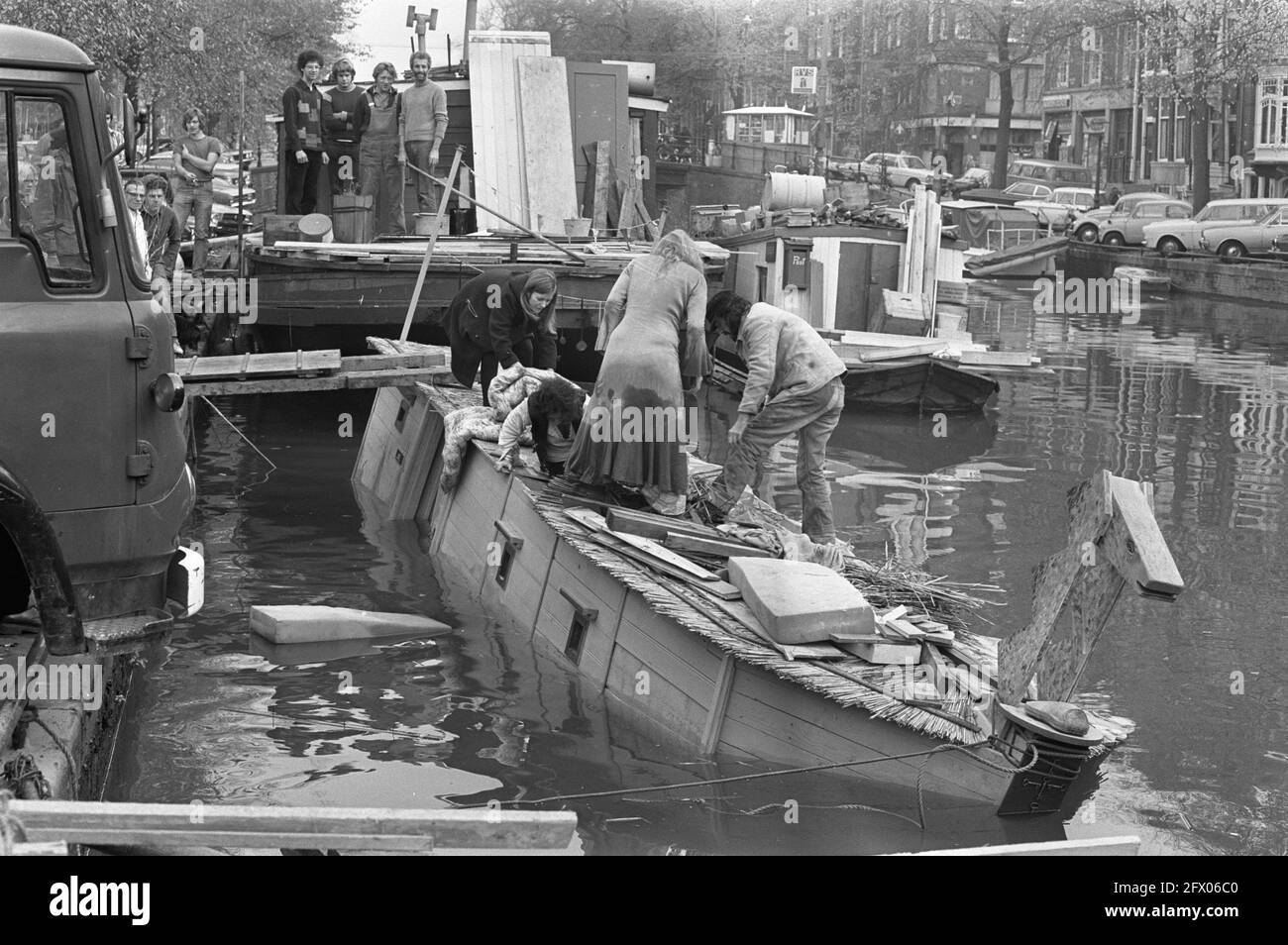 Naufragio nei canali di Amsterdam, escursioni sul tetto della casa galleggiante, 31 ottobre 1972, canali, naufragio, houseboats, Paesi Bassi, foto agenzia stampa del XX secolo, notizie da ricordare, documentario, fotografia storica 1945-1990, storie visive, Storia umana del XX secolo, che cattura momenti nel tempo Foto Stock