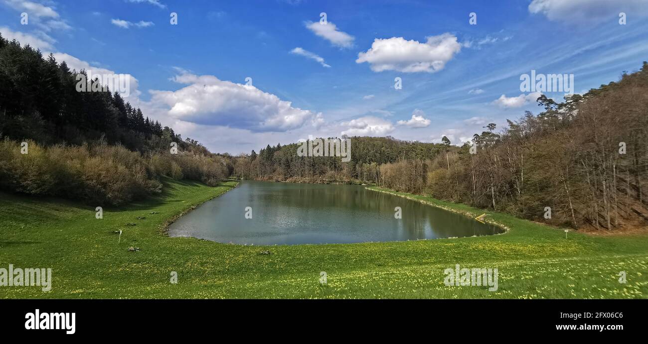 Lago tranquillo in una giornata di sole. Foto Stock