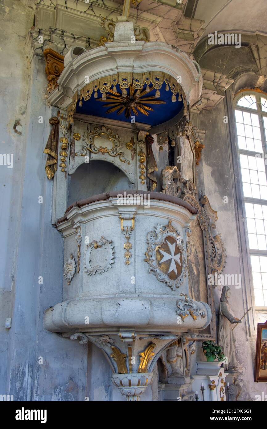 Il pulpito barocco con decorazione nella chiesa. Foto Stock