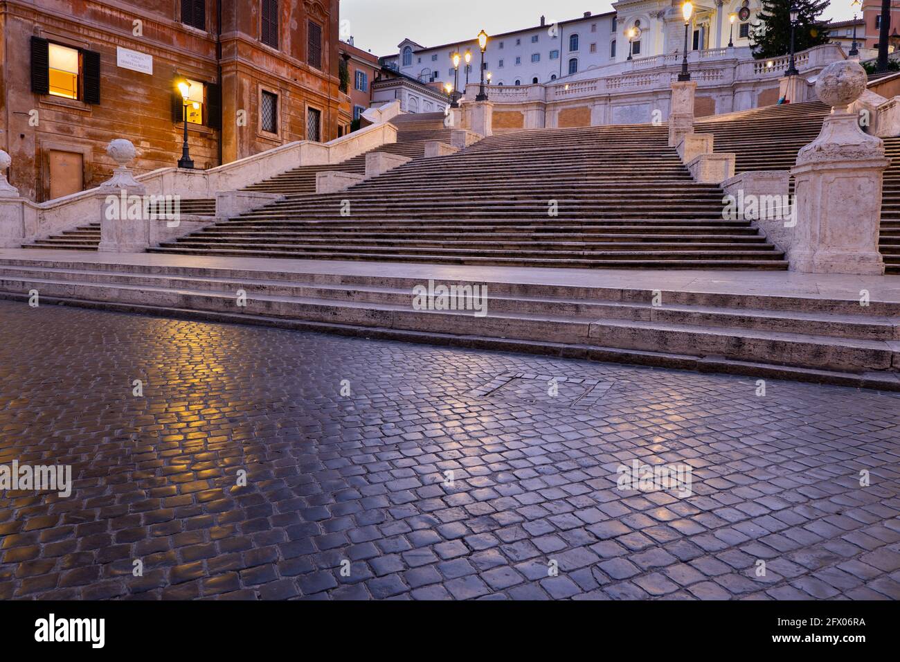 Alba in Piazza di Spagna (Scalinata di Trinita dei Monti) nella città di Roma, Italia. Foto Stock
