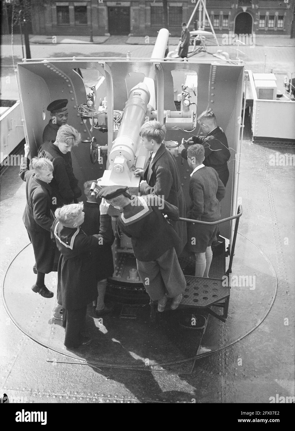 Scolaro in visita al Johan Maurits, 10 giugno 1947, Paesi Bassi, foto agenzia stampa del XX secolo, notizie da ricordare, documentario, fotografia storica 1945-1990, storie visive, Storia umana del XX secolo, che cattura momenti nel tempo Foto Stock