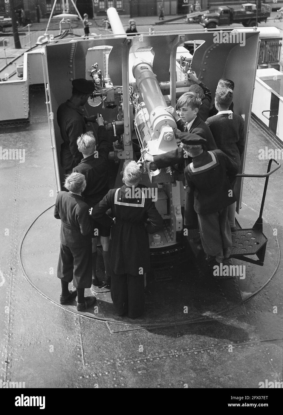 Schoolboy visits the Johan Maurits, 10 giugno 1947, Paesi Bassi, foto agenzia stampa del XX secolo, notizie da ricordare, documentario, fotografia storica 1945-1990, storie visive, Storia umana del XX secolo, che cattura momenti nel tempo Foto Stock