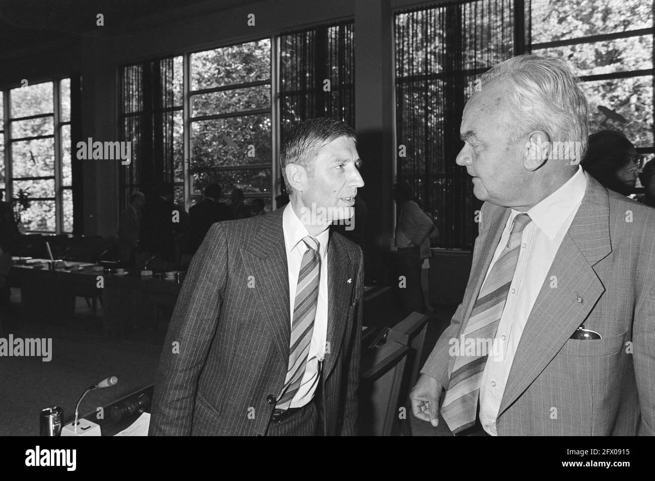 Consultazione tra governo, datori di lavoro e dipendenti SER-geb all'Aia, Van Agt in conversazione, 3 ottobre 1980, CONVERSAZIONI, GOVERNO, DIPENDENTI, dipendenti, Paesi Bassi, foto agenzia stampa del XX secolo, notizie da ricordare, documentario, fotografia storica 1945-1990, storie visive, Storia umana del XX secolo, che cattura momenti nel tempo Foto Stock