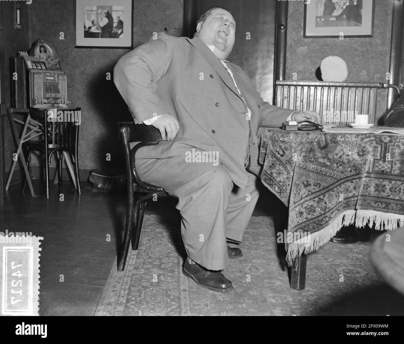 Serie Fat MAN a Doorn, l'uomo più pesante del nostro paese, vita 2 metri, 46 anni, 405 libbre, Piet van der Zwaard, 7 novembre 1955, Paesi Bassi, 20 ° secolo agenzia di stampa foto, notizie da ricordare, documentario, fotografia storica 1945-1990, storie visive, Storia umana del XX secolo, che cattura momenti nel tempo Foto Stock