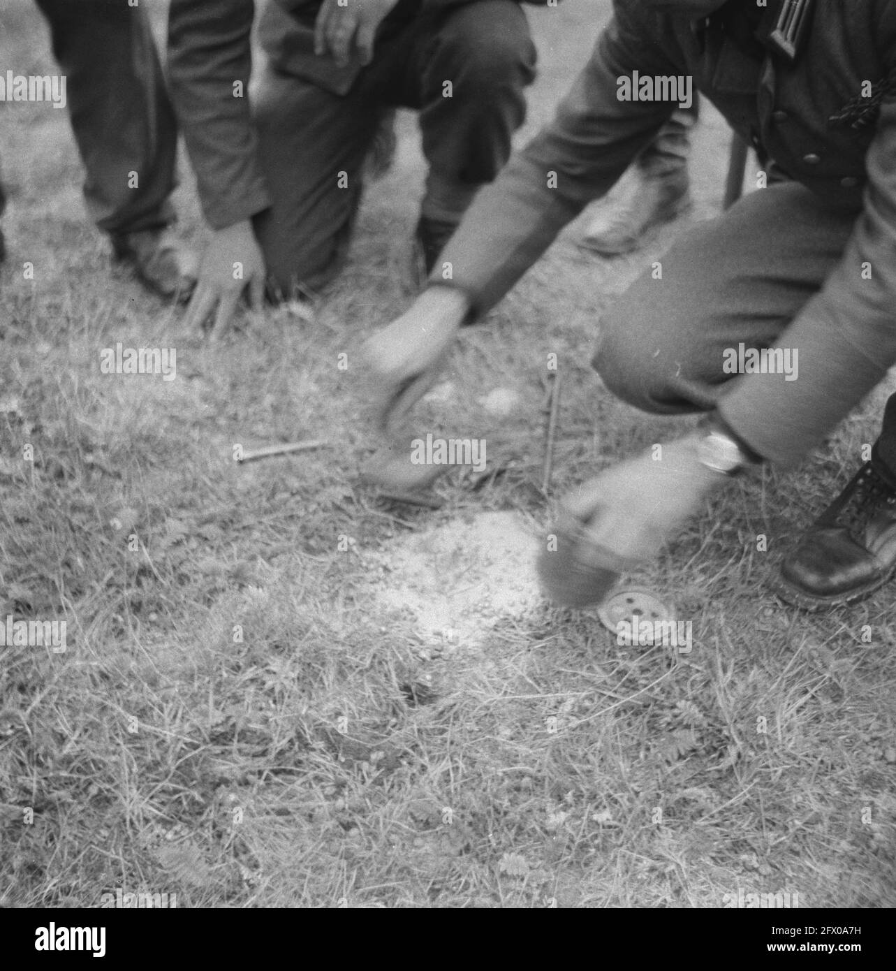 [Serie di mine terrestri sbarbate a Hook of Holland], agosto 1945, mine terrestri, sdoganamento, seconda guerra mondiale, Ricostruzione, Paesi Bassi, foto agenzia stampa del XX secolo, notizie da ricordare, documentario, fotografia storica 1945-1990, storie visive, Storia umana del XX secolo, che cattura momenti nel tempo Foto Stock