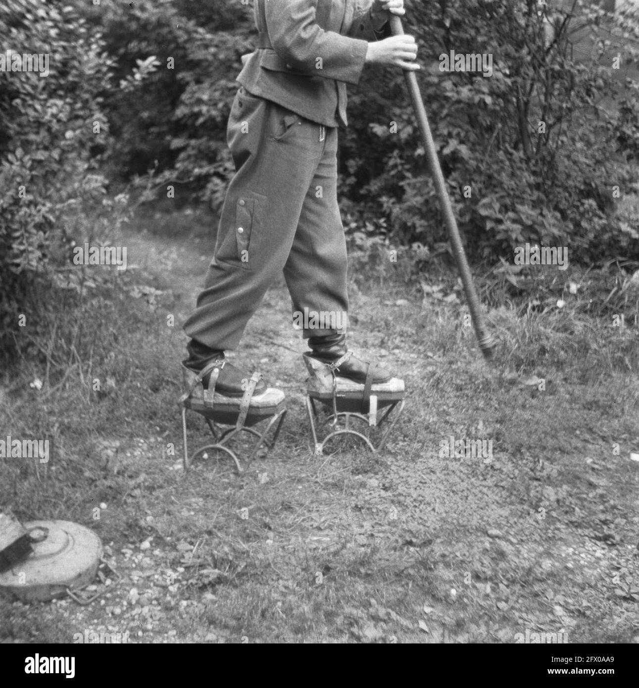 [Serie di mine sbarcate a Hook of Holland][prigioniero tedesco di guerra su palafitte], agosto 1945, mine terrestri, sdoganamento, seconda guerra mondiale, Ricostruzione, Paesi Bassi, foto agenzia stampa del XX secolo, notizie da ricordare, documentario, fotografia storica 1945-1990, storie visive, Storia umana del XX secolo, che cattura momenti nel tempo Foto Stock