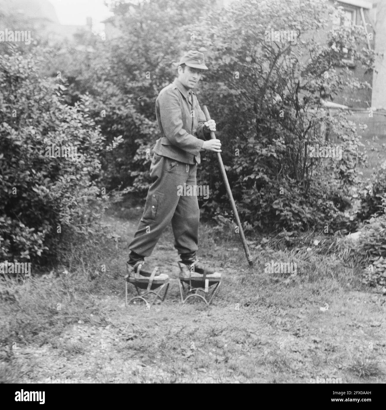 [Serie di mine terrestri liberate a Hook of Holland][prigioniero tedesco di guerra su palafitte], agosto 1945, mine terrestri, sminamento, seconda guerra mondiale, Ricostruzione, Paesi Bassi, foto agenzia stampa del XX secolo, notizie da ricordare, documentario, fotografia storica 1945-1990, storie visive, Storia umana del XX secolo, che cattura momenti nel tempo Foto Stock