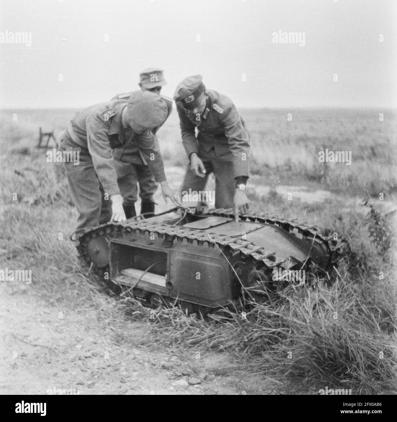[Serie di mine terrestri sbarbate in Hook of Holland], agosto 1945, mine terrestri, sdoganamento, seconda guerra mondiale, Ricostruzione, Paesi Bassi, foto agenzia stampa del XX secolo, notizie da ricordare, documentario, fotografia storica 1945-1990, storie visive, Storia umana del XX secolo, che cattura momenti nel tempo Foto Stock