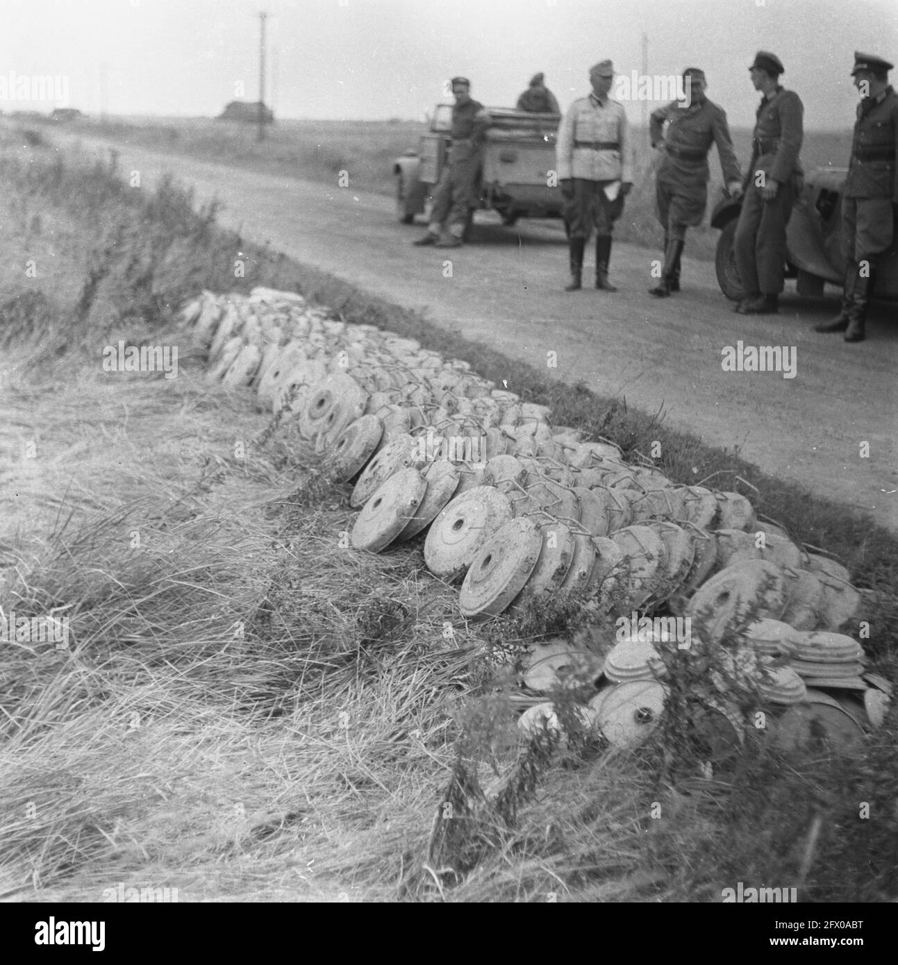 [Serie di mine terrestri sbarbate in Hook of Holland], agosto 1945, mine terrestri, sdoganamento, seconda guerra mondiale, Ricostruzione, Paesi Bassi, foto agenzia stampa del XX secolo, notizie da ricordare, documentario, fotografia storica 1945-1990, storie visive, Storia umana del XX secolo, che cattura momenti nel tempo Foto Stock